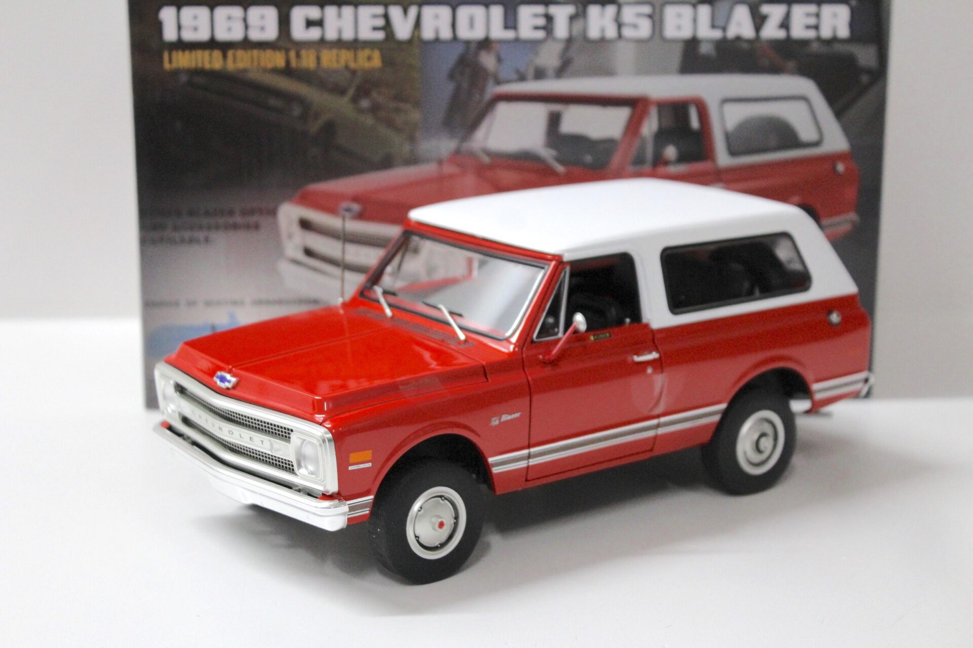 ID 56070 orig.jpg 1:18 ACME 1969 Chevrolet K5 Blazer red-orange (Code 514)/ white Top