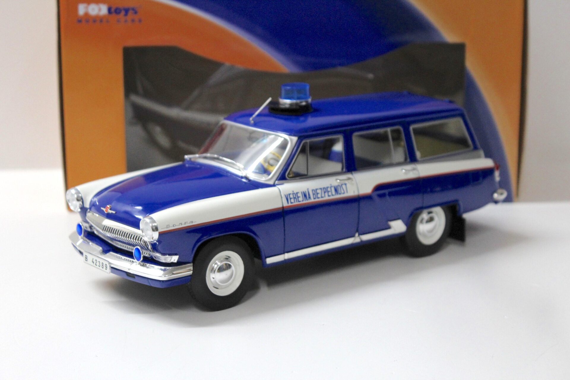 1:18 FOX TOYS IST Wolga Volga GAZ-22V M22 Kombi Praha Prag Police Polizei