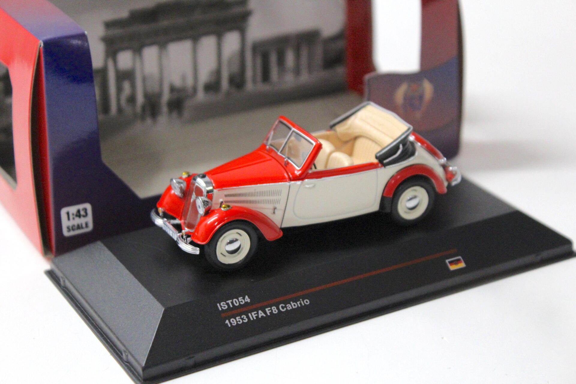 ID 56450 orig.jpg 1:43 IST Models IFA F8 Cabriolet red/ beige 1953