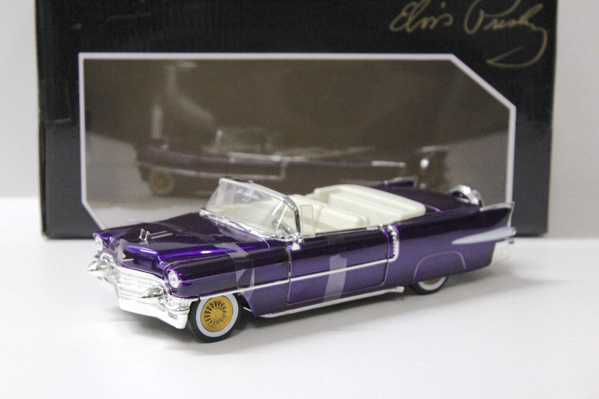 ID 56604 orig.jpg 1:24 Jada Toys 1956 Cadillac Eldorado Convertible purple + Elvis Presley Figur