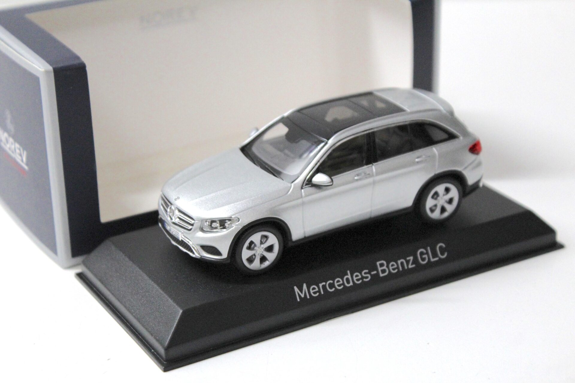 ID 56702 orig.jpg 1:43 Norev Mercedes GLC SUV 2015 silver metallic