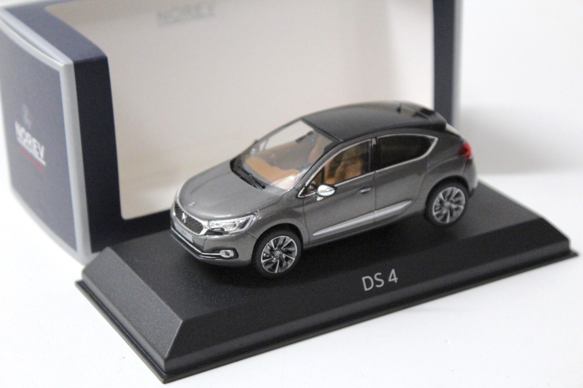 ID 56735 orig.jpg 1:43 Norev Citroen DS 4 Platinum grey/ black roof 2015