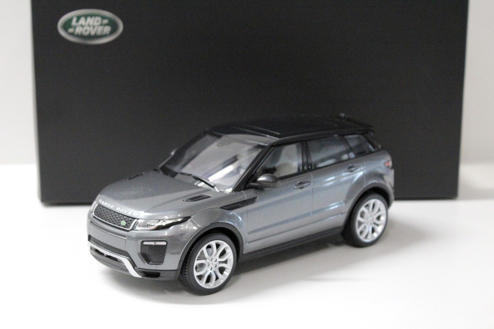 1:18 Kyosho Range Rover Evoque Corris grey/ black DEALER VERSION