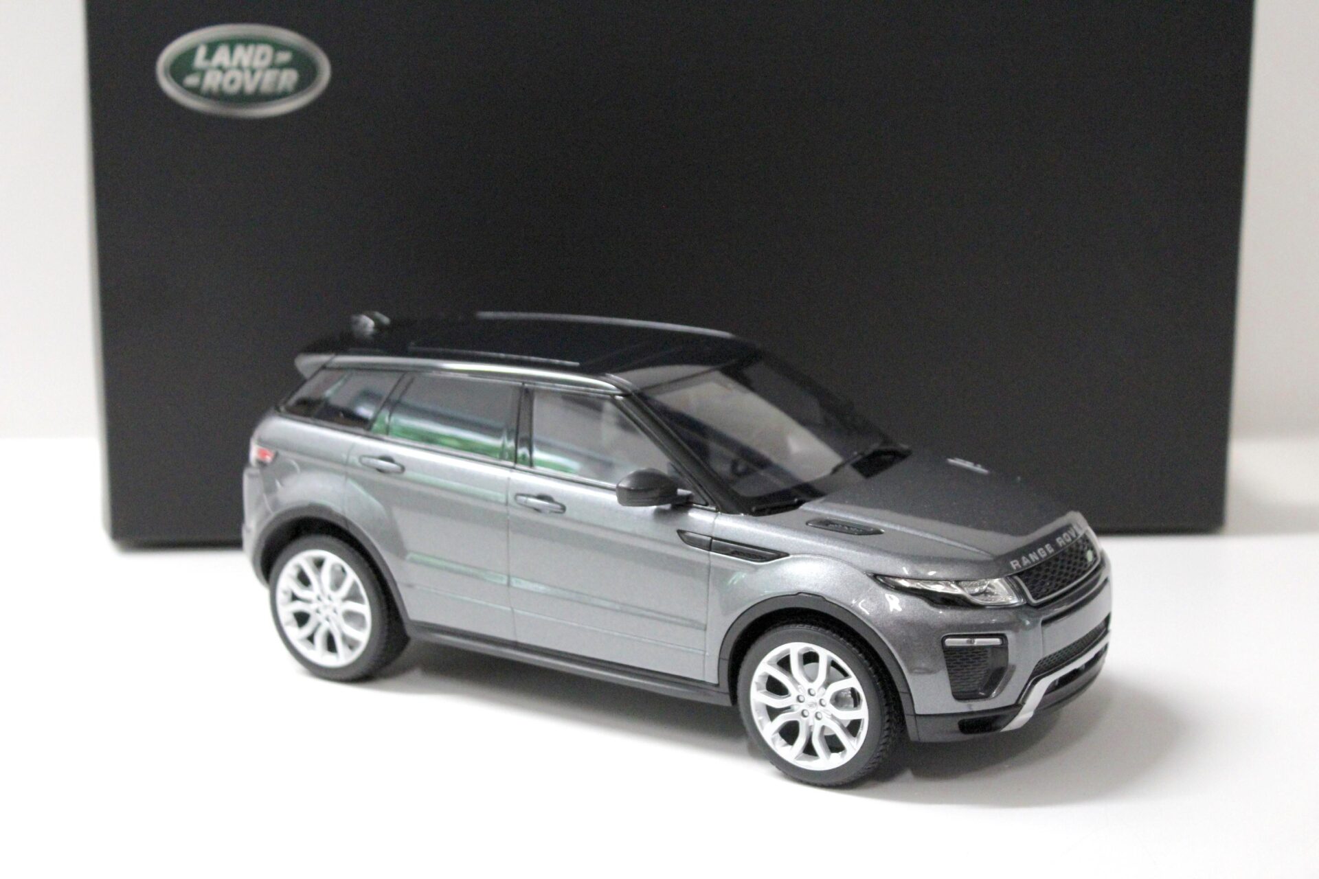 1:18 Kyosho Range Rover Evoque Corris grey/ black DEALER VERSION