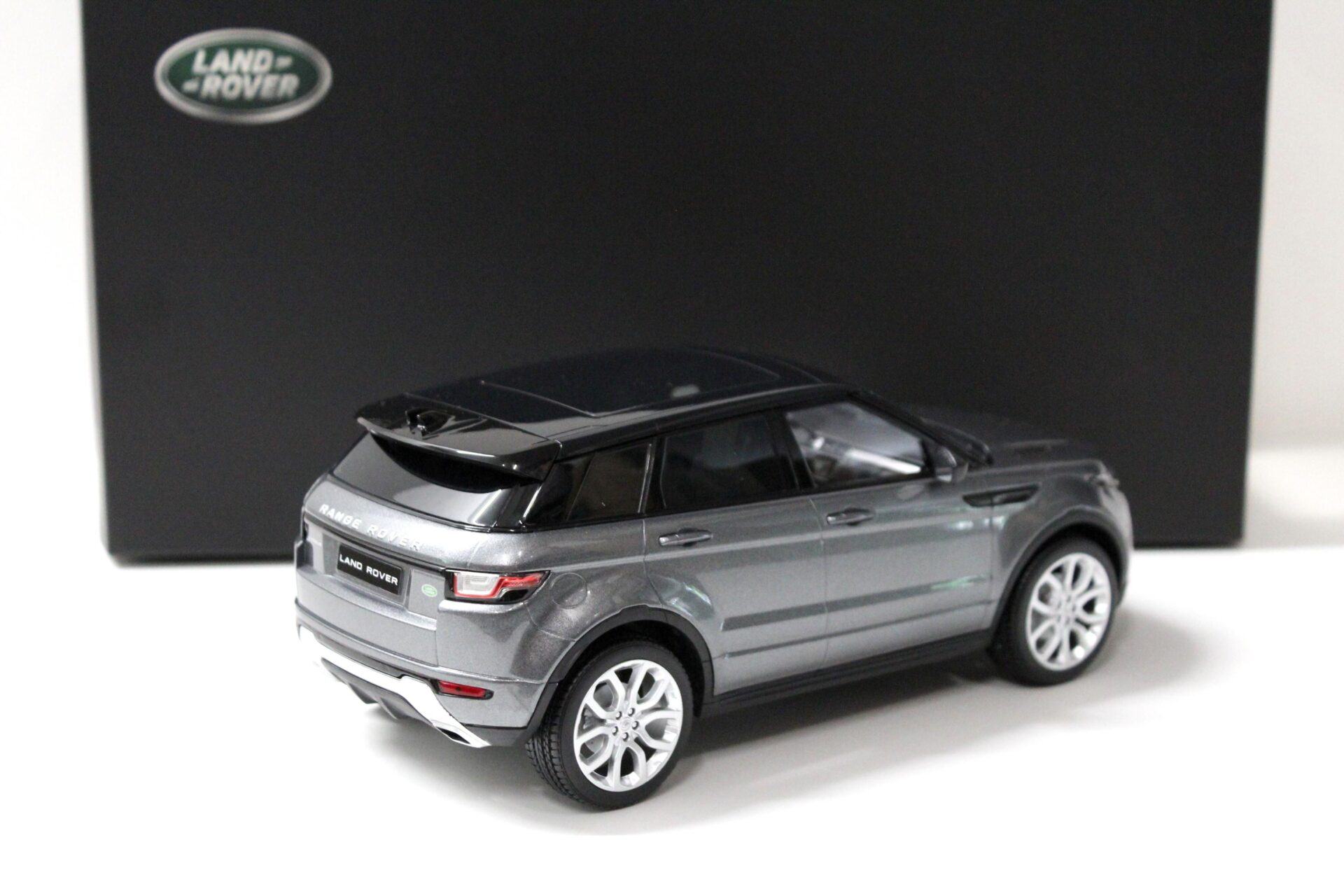 1:18 Kyosho Range Rover Evoque Corris grey/ black DEALER VERSION