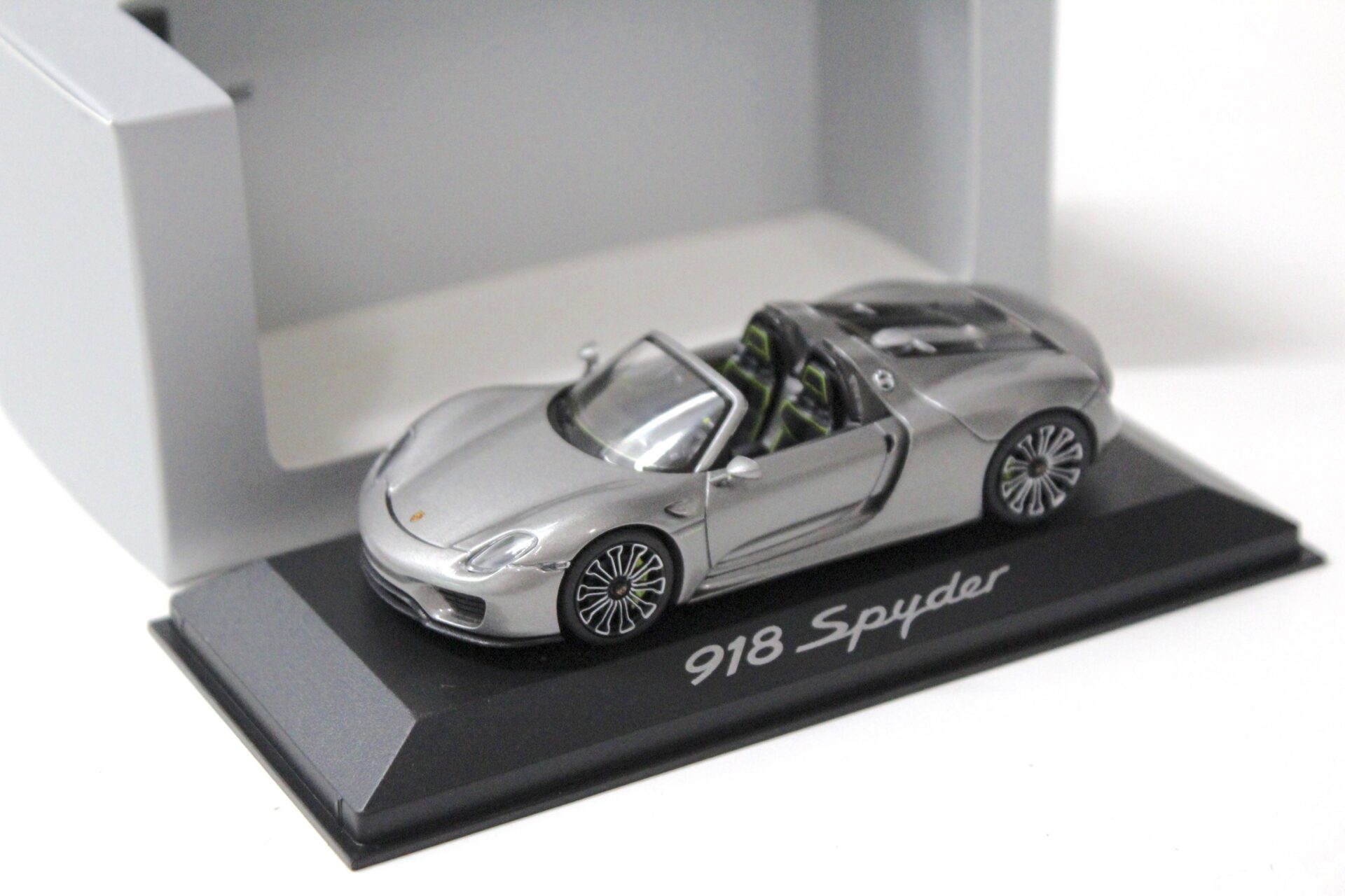 1:43 Minichamps Porsche 918 Spyder Production Car 2013 grey DEALER VERSION
