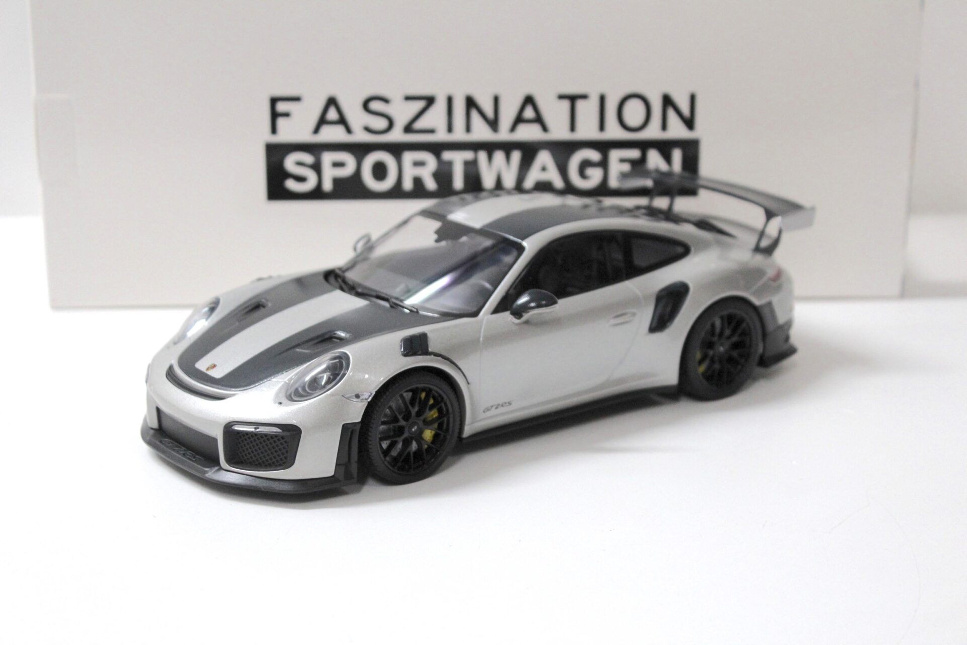 1:18 Minichamps Porsche 911 (991.2) GT2 RS Weissach Package 2018 silver metallic