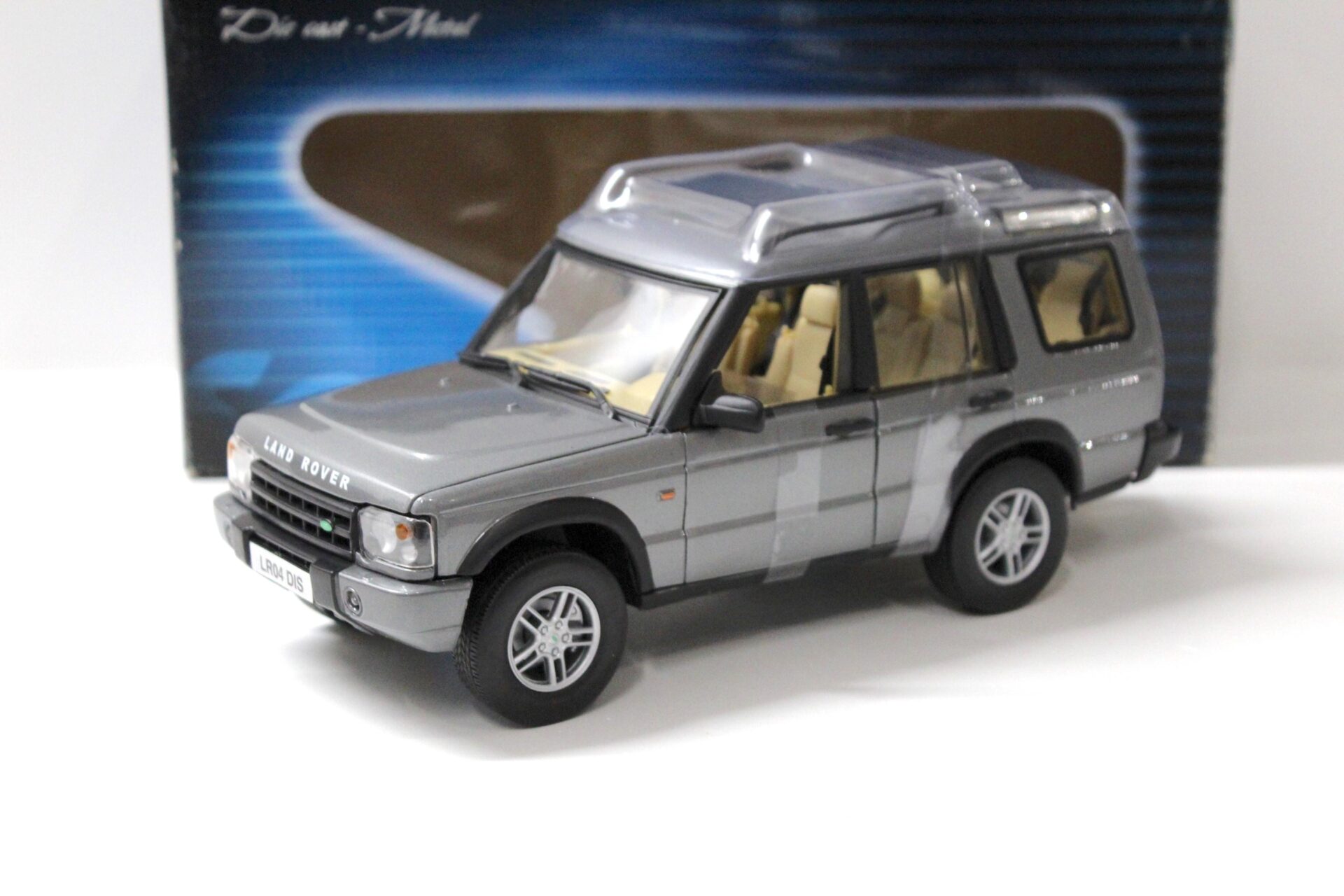 ID 57248 orig.jpg 1:18 Solido Land Rover Discovery 2 grey metallic 2004