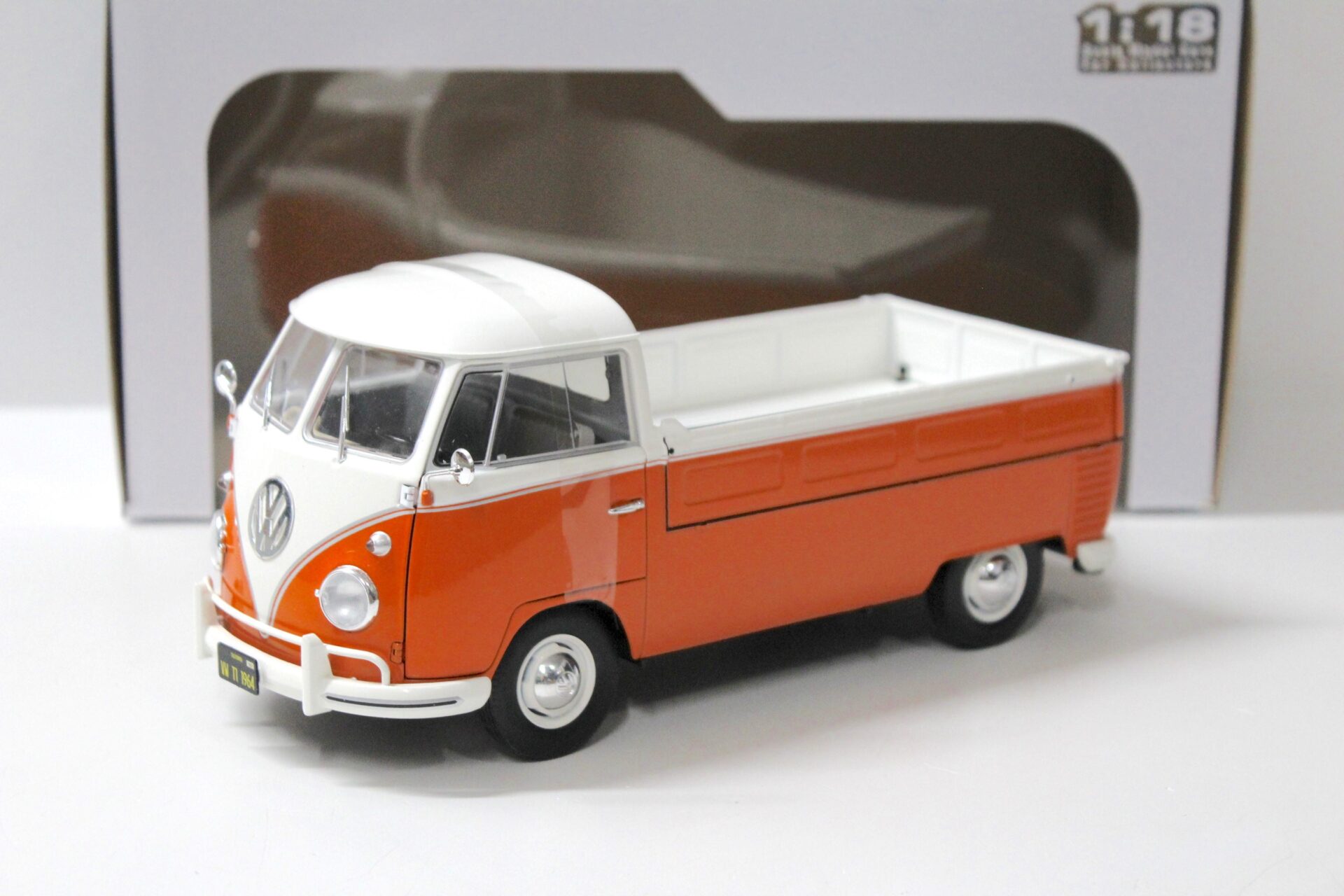 ID 57375 orig.jpg 1:18 Solido VW T1 Pick-Up Pritsche orange/ white 1950 + Surfboard