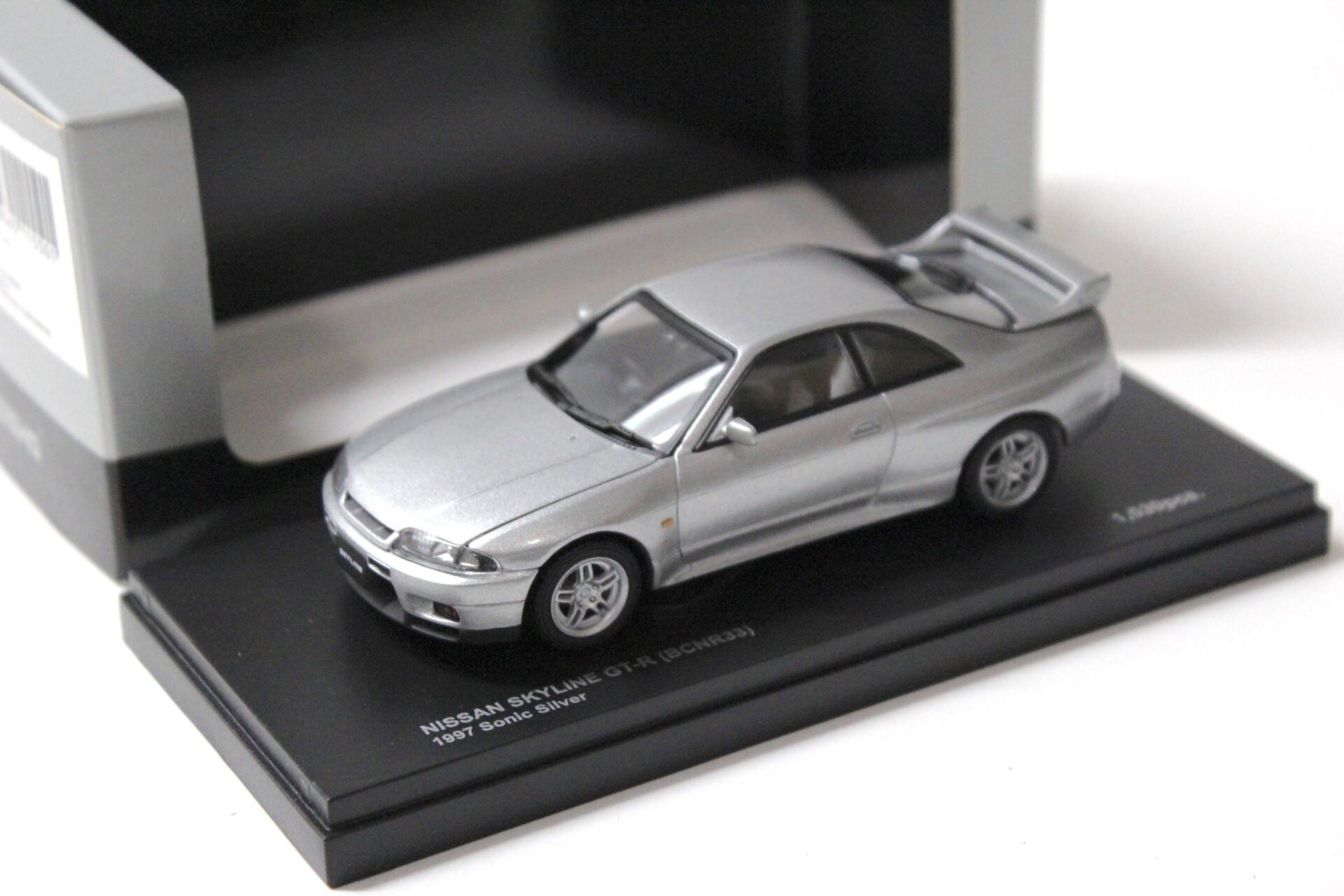 ID 57502 orig.jpg 1:43 Kyosho Nissan Skyline GT-R R33 (BCNR33) 1997 Sonic silver