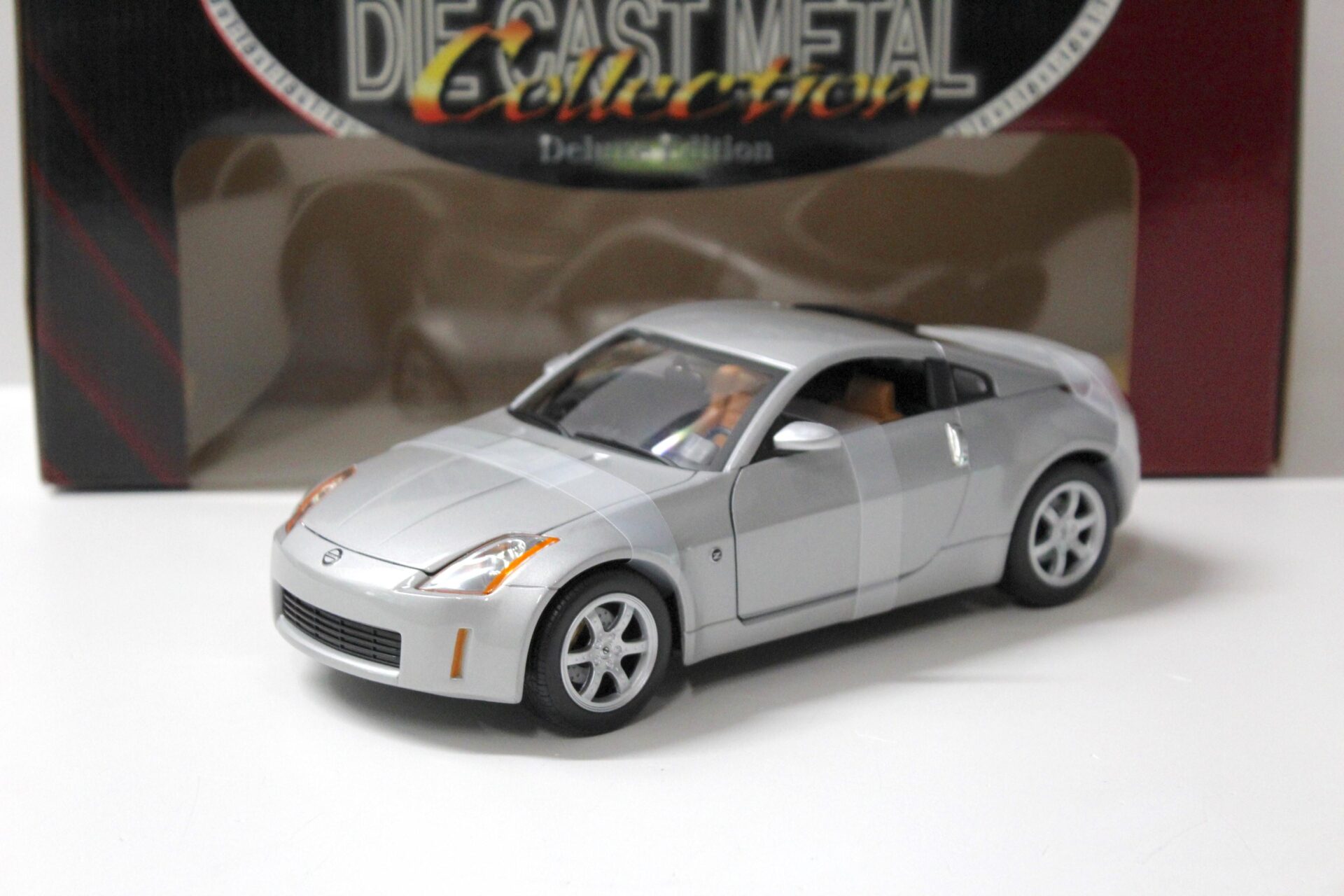 ID 57525 orig.jpg 1:18 Road Signature Nissan 350Z Coupe silver 2003