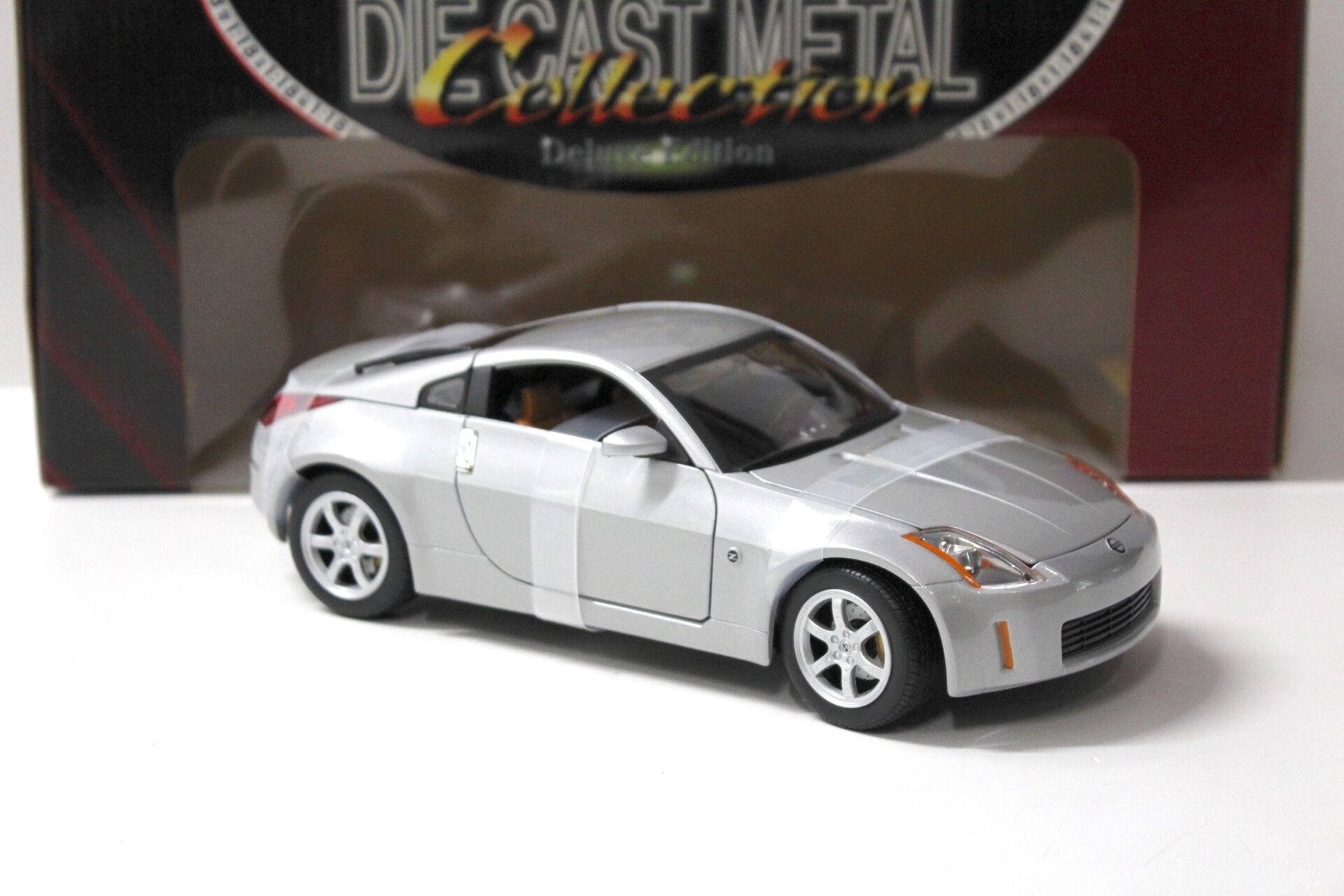 1:18 Road Signature Nissan 350Z Coupe silver 2003