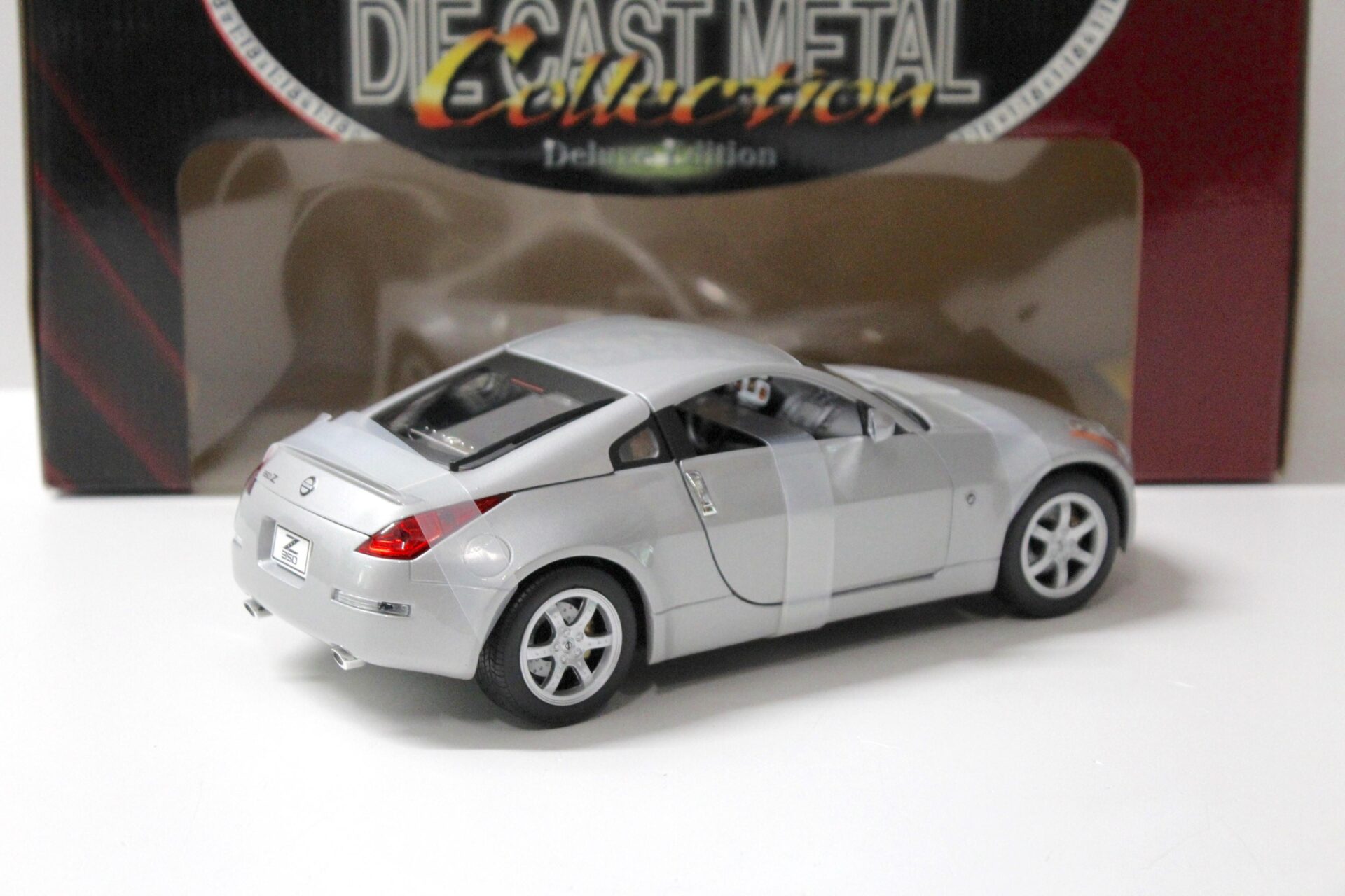 1:18 Road Signature Nissan 350Z Coupe silver 2003