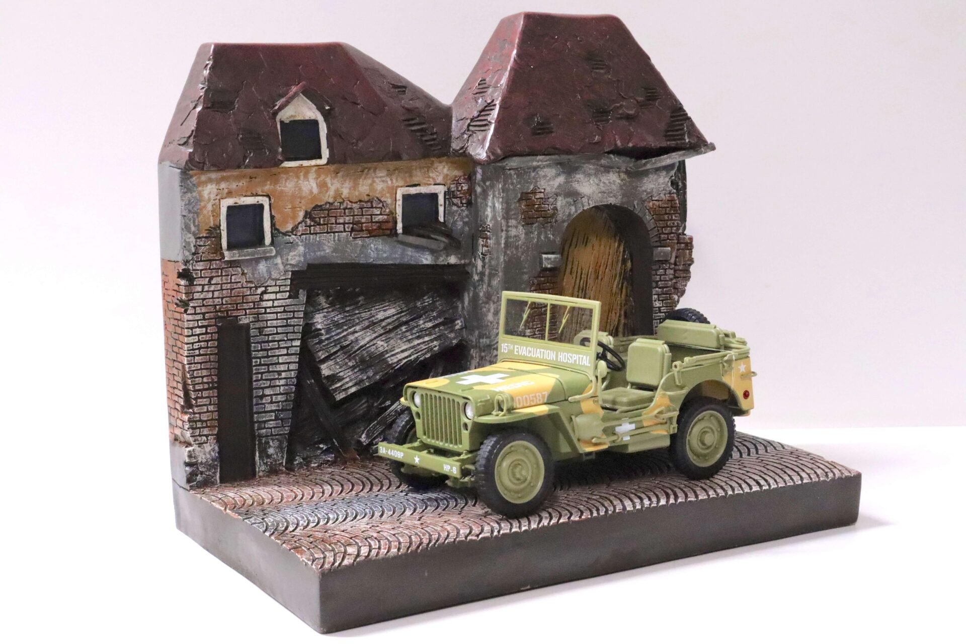 ID 57621 orig.jpg 1:18 Auto World Resin Backdrop Diorama "War torn Building/ Beschädigtes Gebäude"
