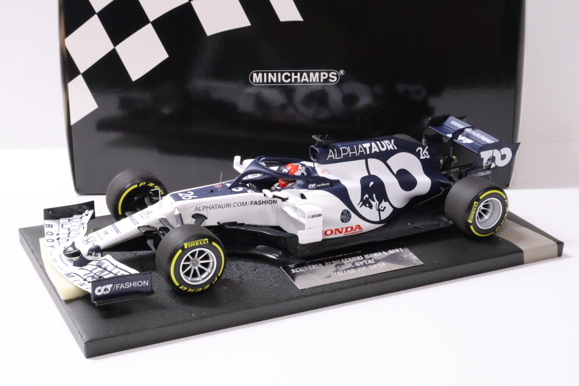 ID 57992 orig.jpg 1:18 Minichamps F1 Scuderia Alphatauri Honda AT01 KVYAT Winner Italian GP 2020