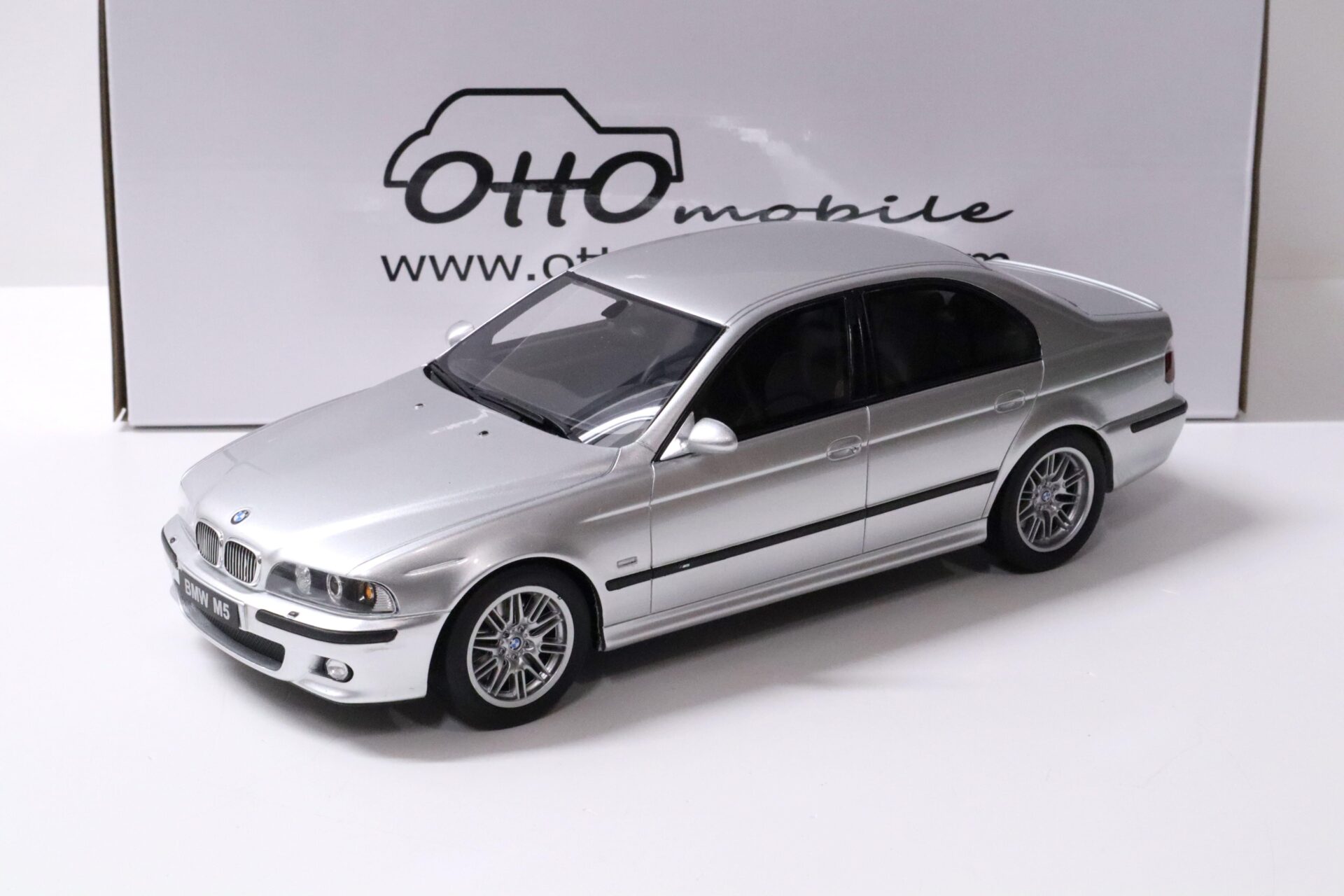 ID 58057 orig.jpg 1:18 OTTO mobile OT747 BMW M5 E39 Limousine Titanium silver 2002