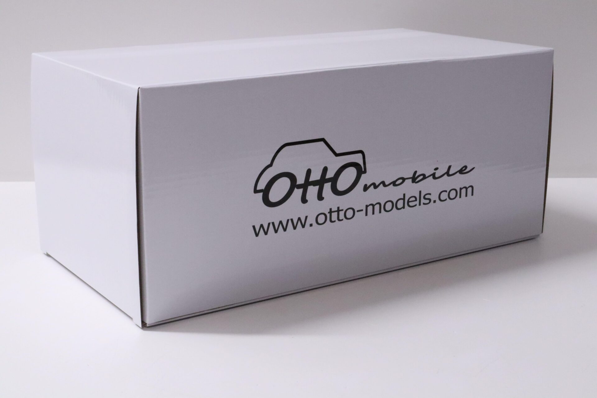 1:18 OTTO mobile OT747 BMW M5 E39 Limousine Titanium silver 2002