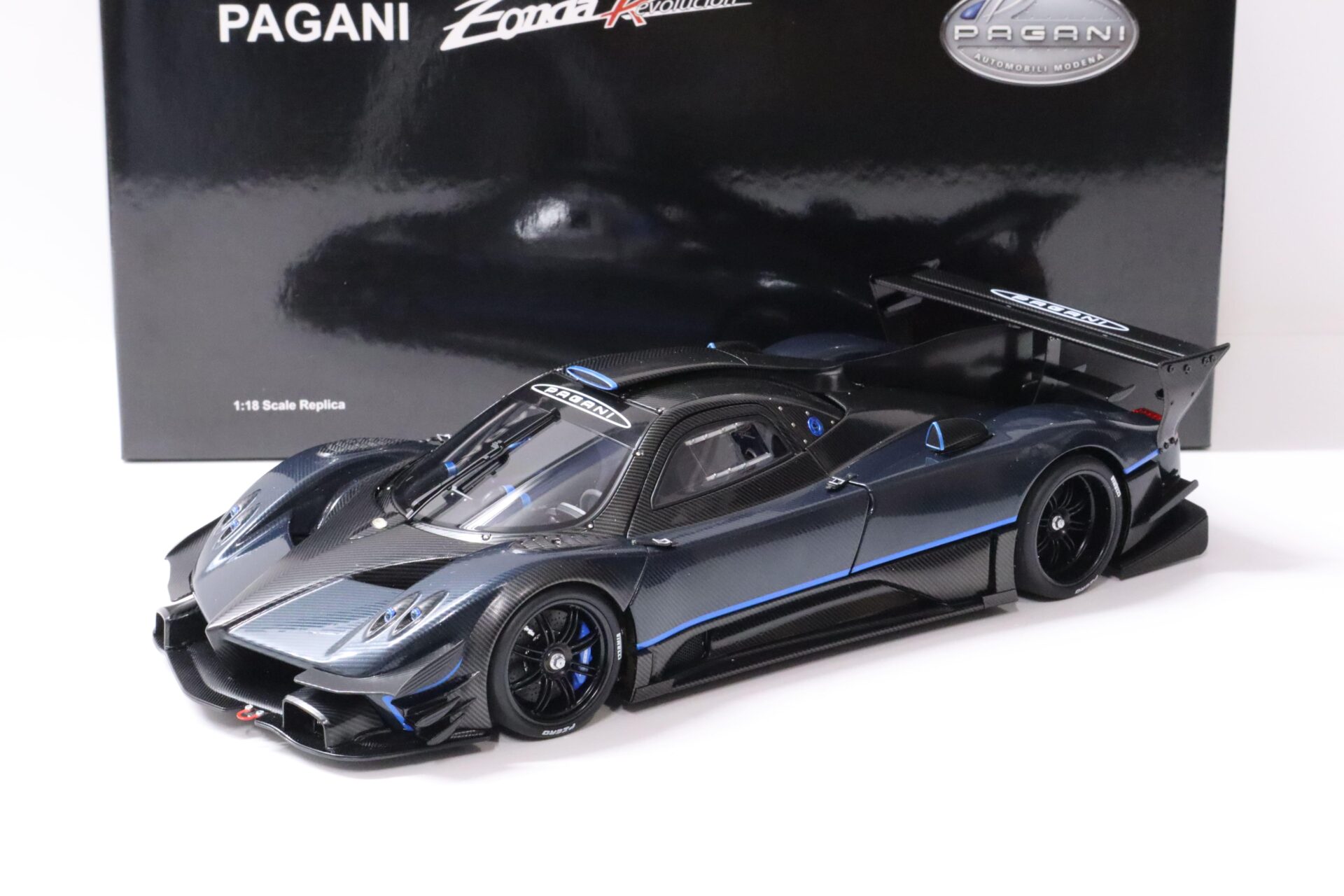 ID 58149 orig.jpg 1:18 AUTOart Pagani Zonda Revolucion blue/ black carbon fiber