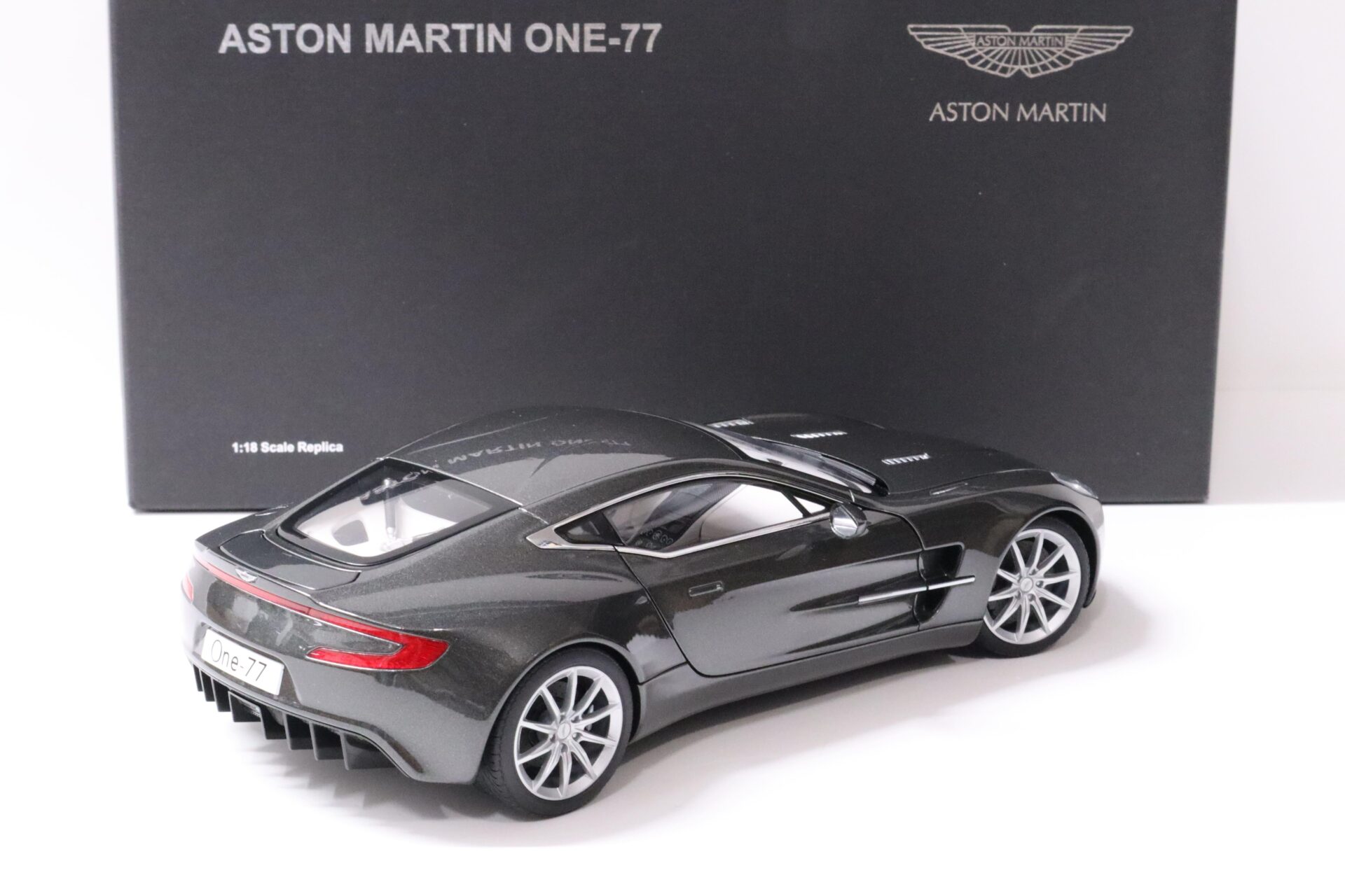 1:18 AUTOart Aston Martin One-77 Sprint grey metallic