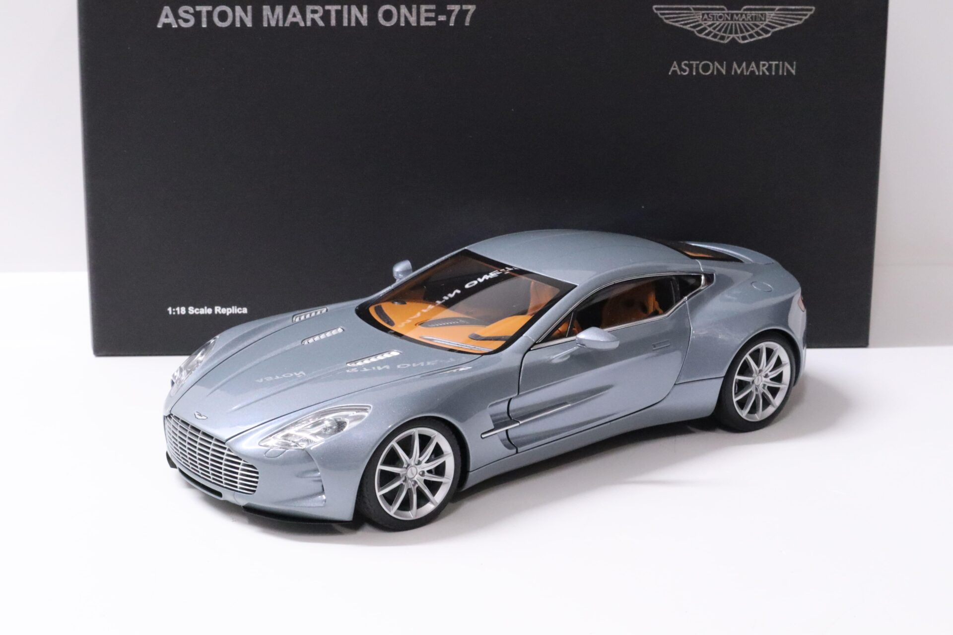 ID 58165 orig.jpg 1:18 AUTOart Aston Martin One-77 Villa D´Este blue metallic