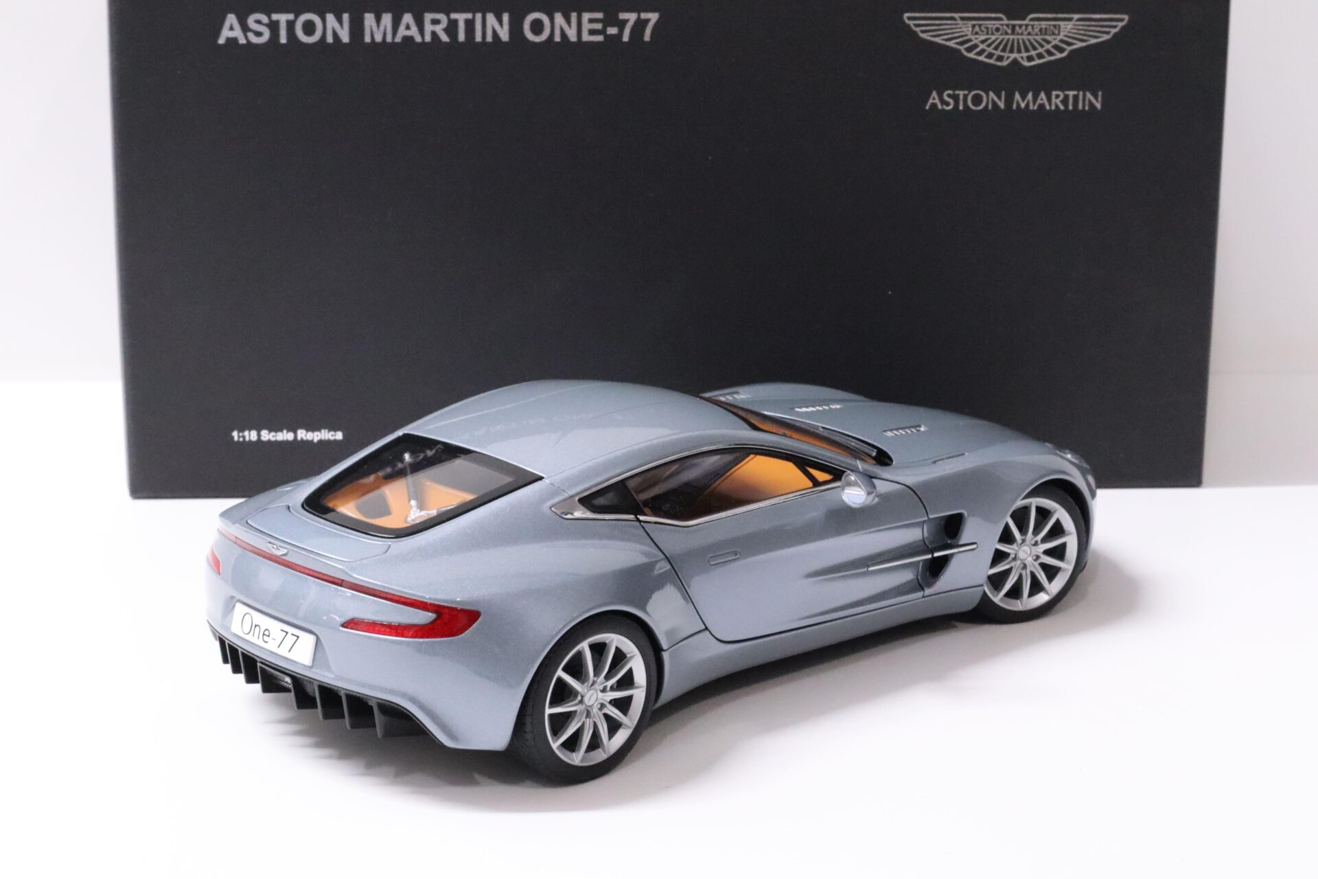1:18 AUTOart Aston Martin One-77 Villa D´Este blue metallic