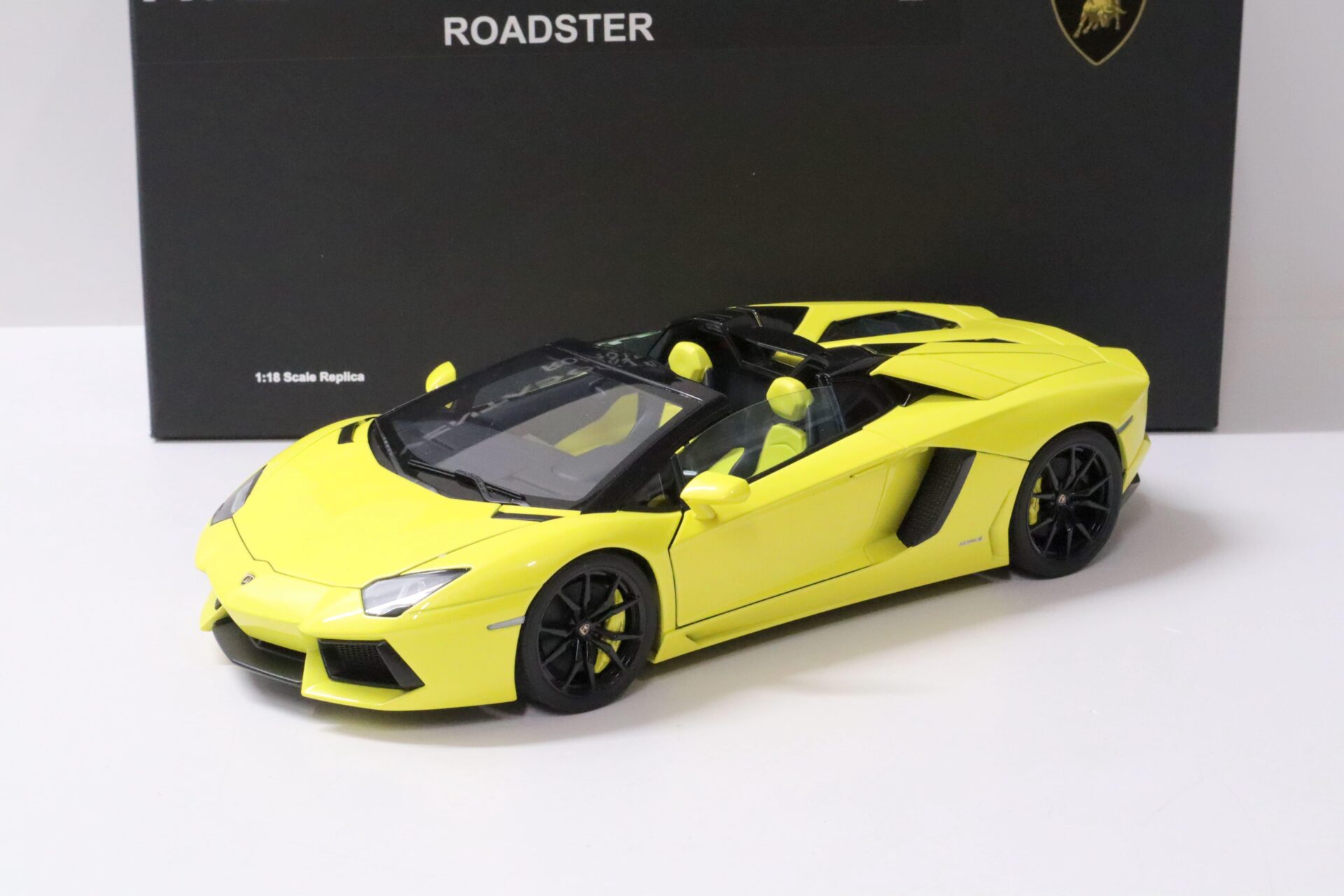 ID 58218 orig.jpg 1:18 AUTOart Lamborghini Aventador LP700-4 Roadster Giallo Orion yellow