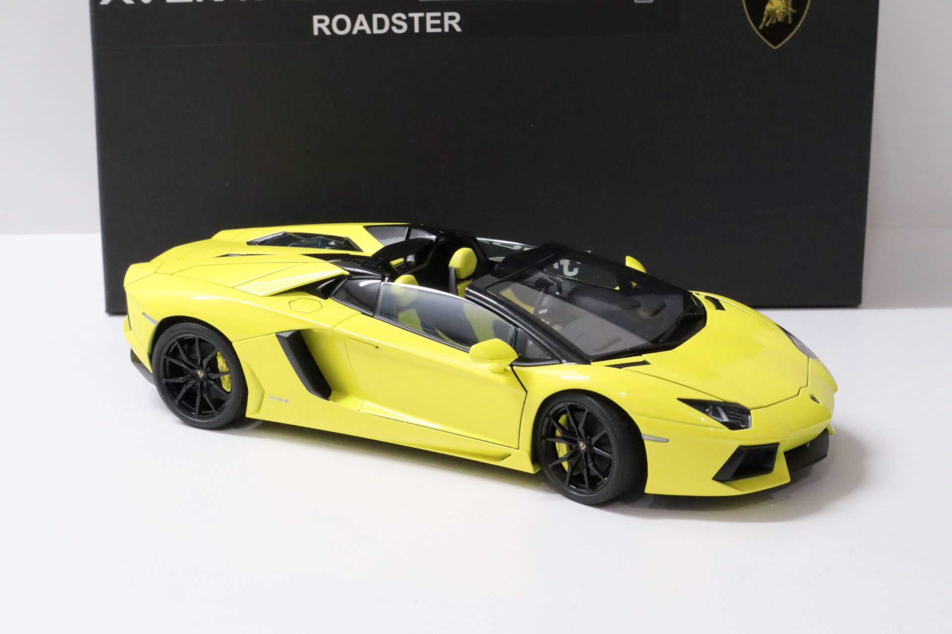1:18 AUTOart Lamborghini Aventador LP700-4 Roadster Giallo Orion yellow