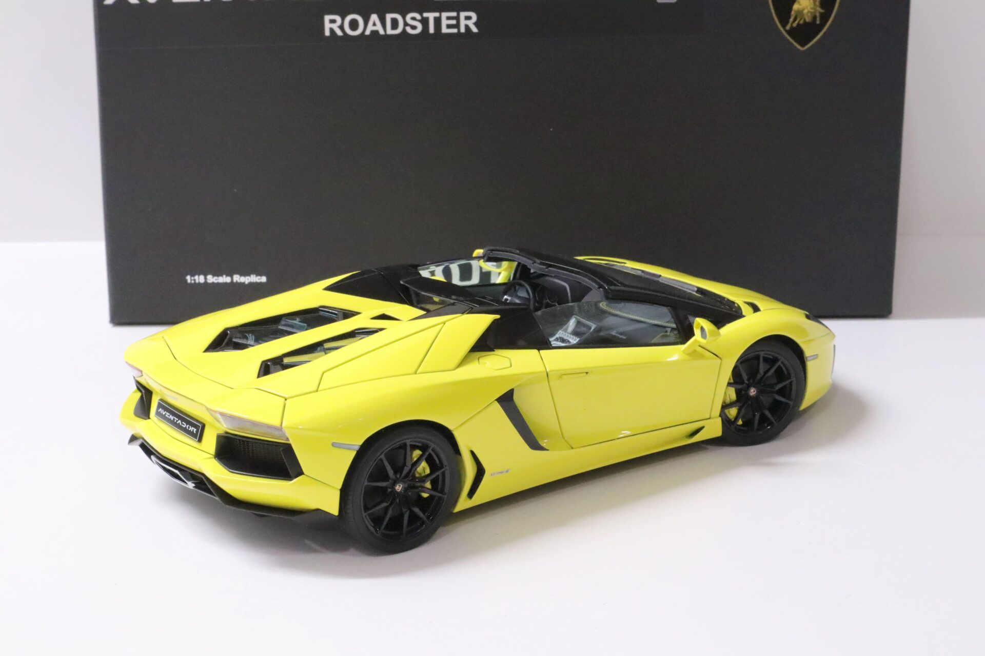1:18 AUTOart Lamborghini Aventador LP700-4 Roadster Giallo Orion yellow