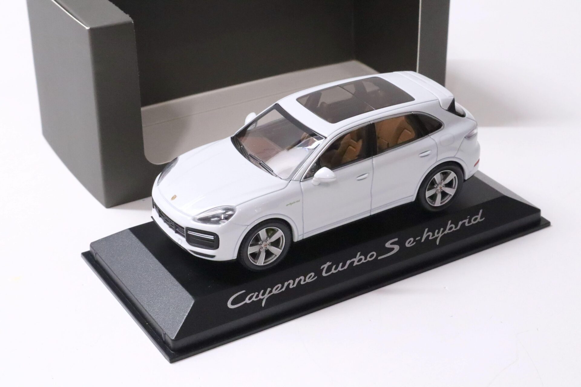 ID 58480 orig.jpg 1:43 Minichamps Porsche Cayenne Turbo S E-Hybrid white DEALER VERSION SALE%%%