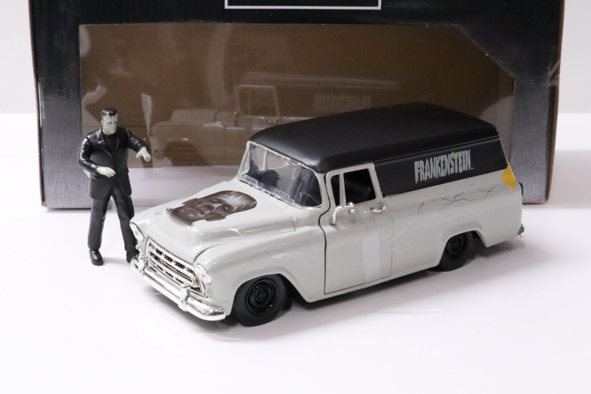 ID 58557 orig.jpg 1:24 Jada Toys 1957 Chevy Surburban FRANKENSTEIN with Figure grey/ black