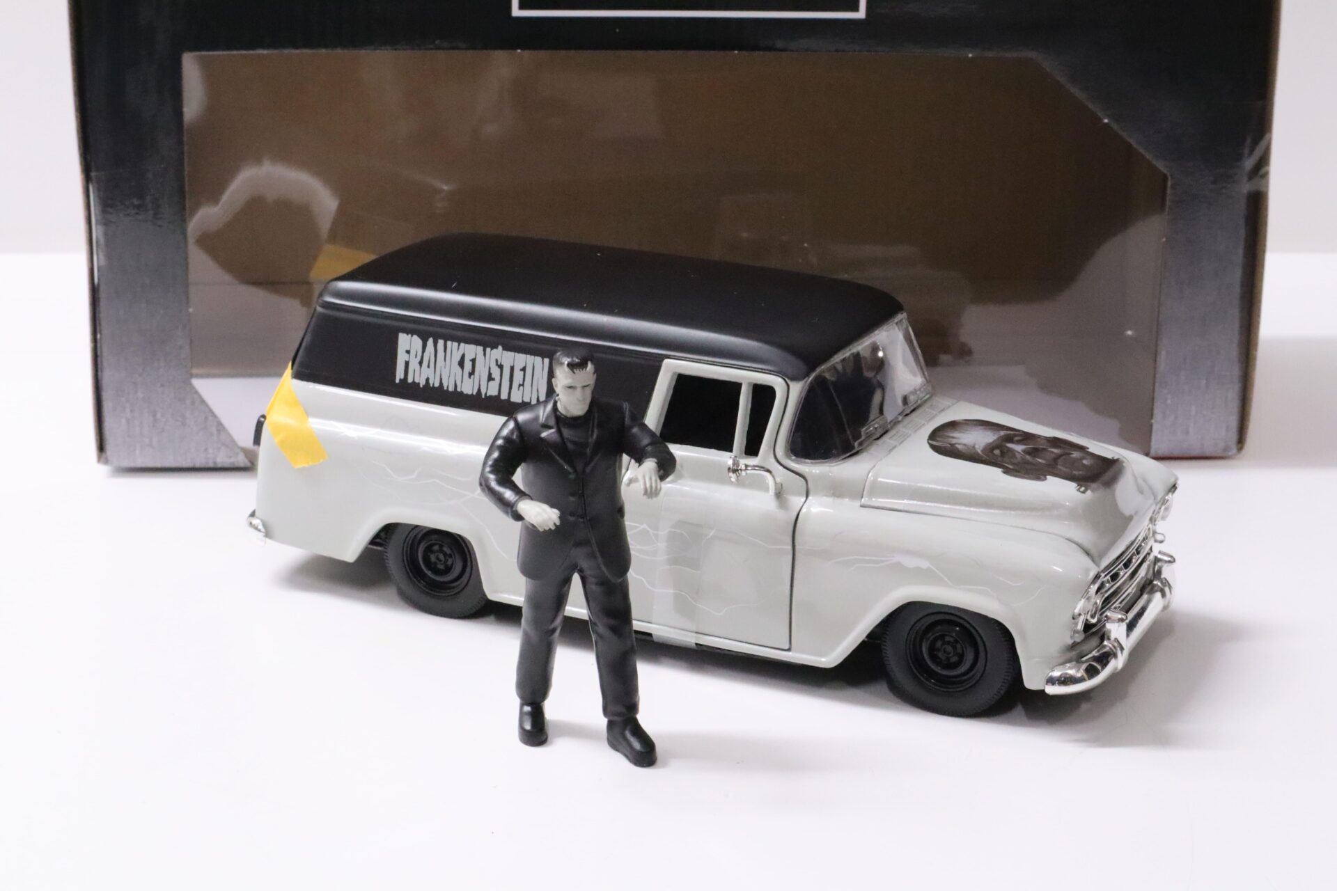 1:24 Jada Toys 1957 Chevy Surburban FRANKENSTEIN with Figure grey/ black