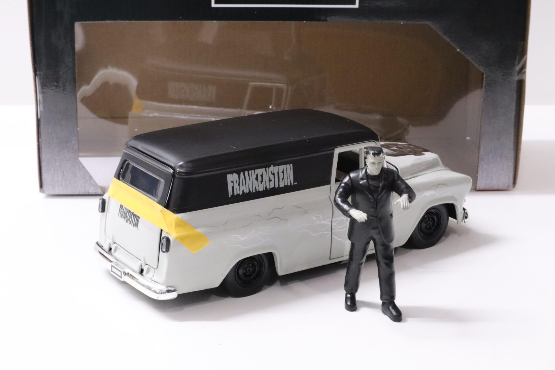 1:24 Jada Toys 1957 Chevy Surburban FRANKENSTEIN with Figure grey/ black