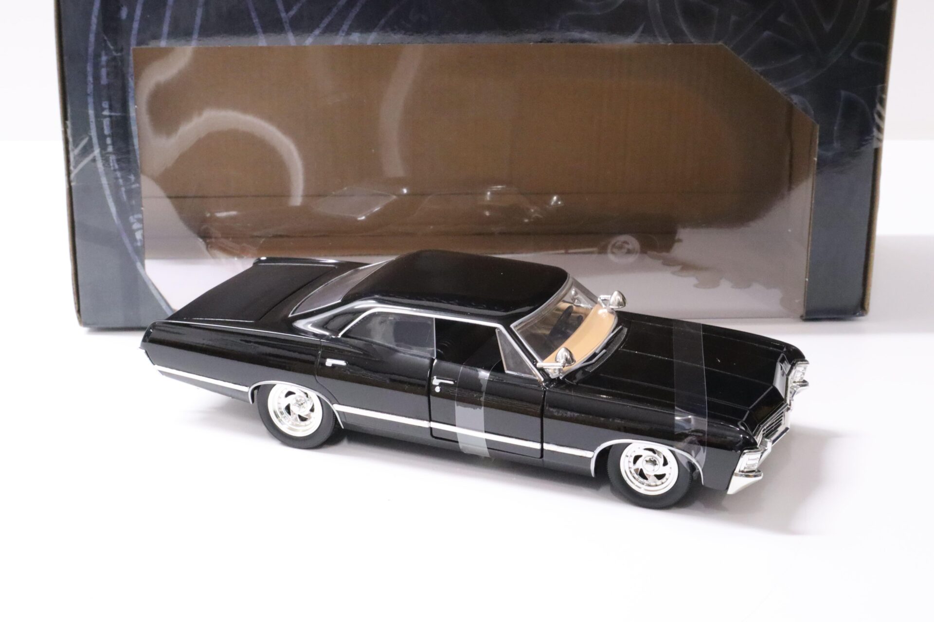 1:24 Jada Toys 1967 Chevy Impala SS Sport Sedan SUPERNATURAL with Figure black