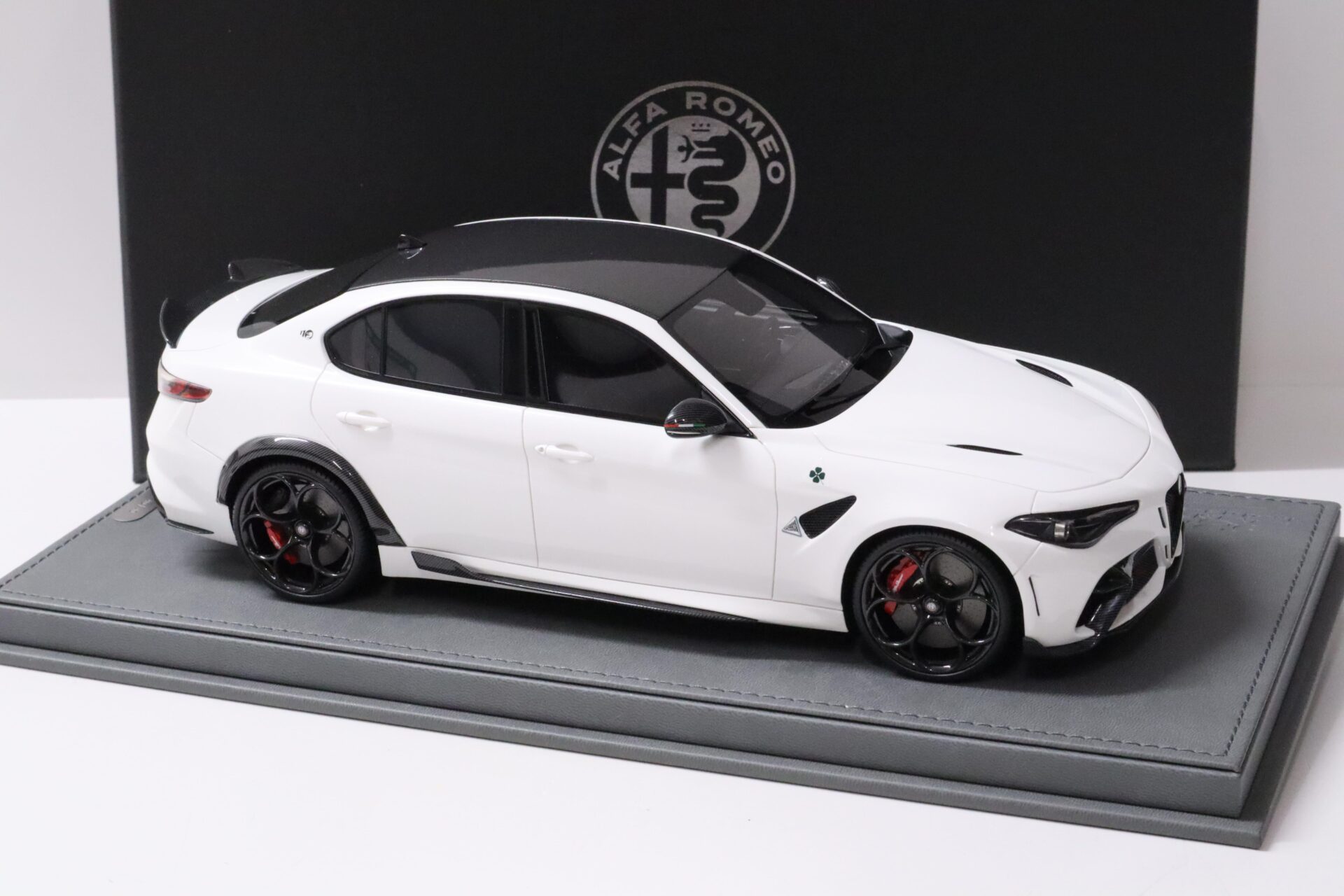 1:18 BBR Alfa Romeo Giulia GTA Bianco Trofeo white/ red brakes - Limited 40 pcs.