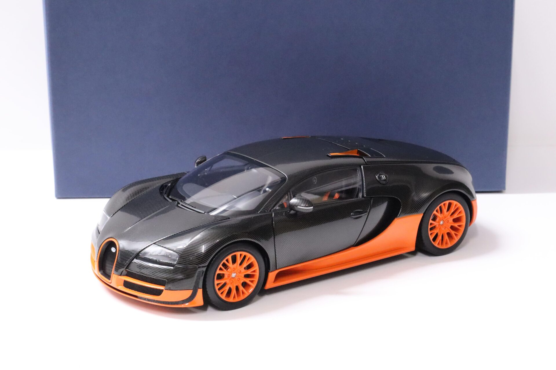 ID 58777 orig.jpg 1:18 AUTOart Bugatti Veyron 16.4 Super Sport World Record Edition black/ orange