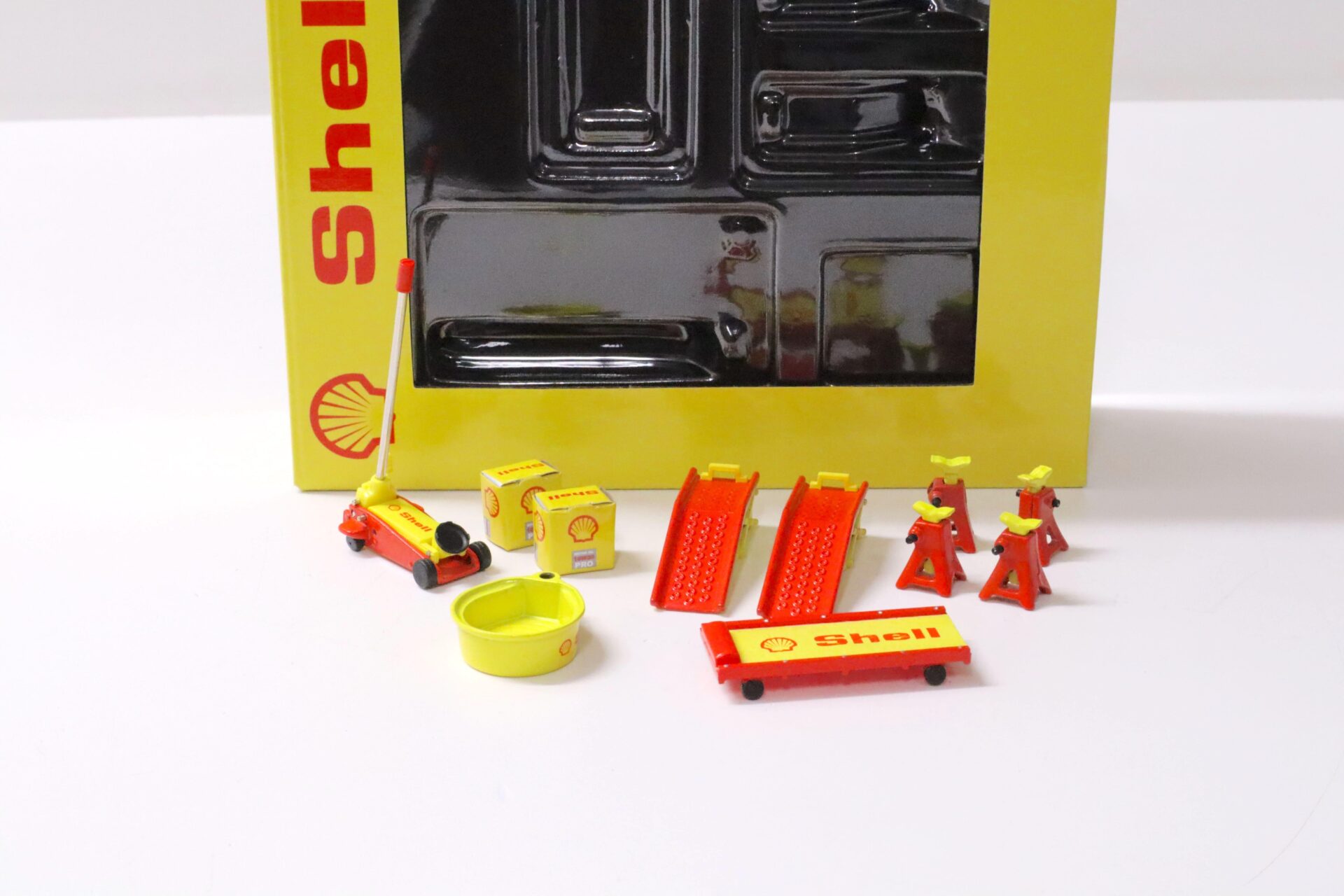 ID 58989 orig.jpg 1:18 GMP SHELL SHOP Tool Set #2 Diorama Zubehör yellow/ red