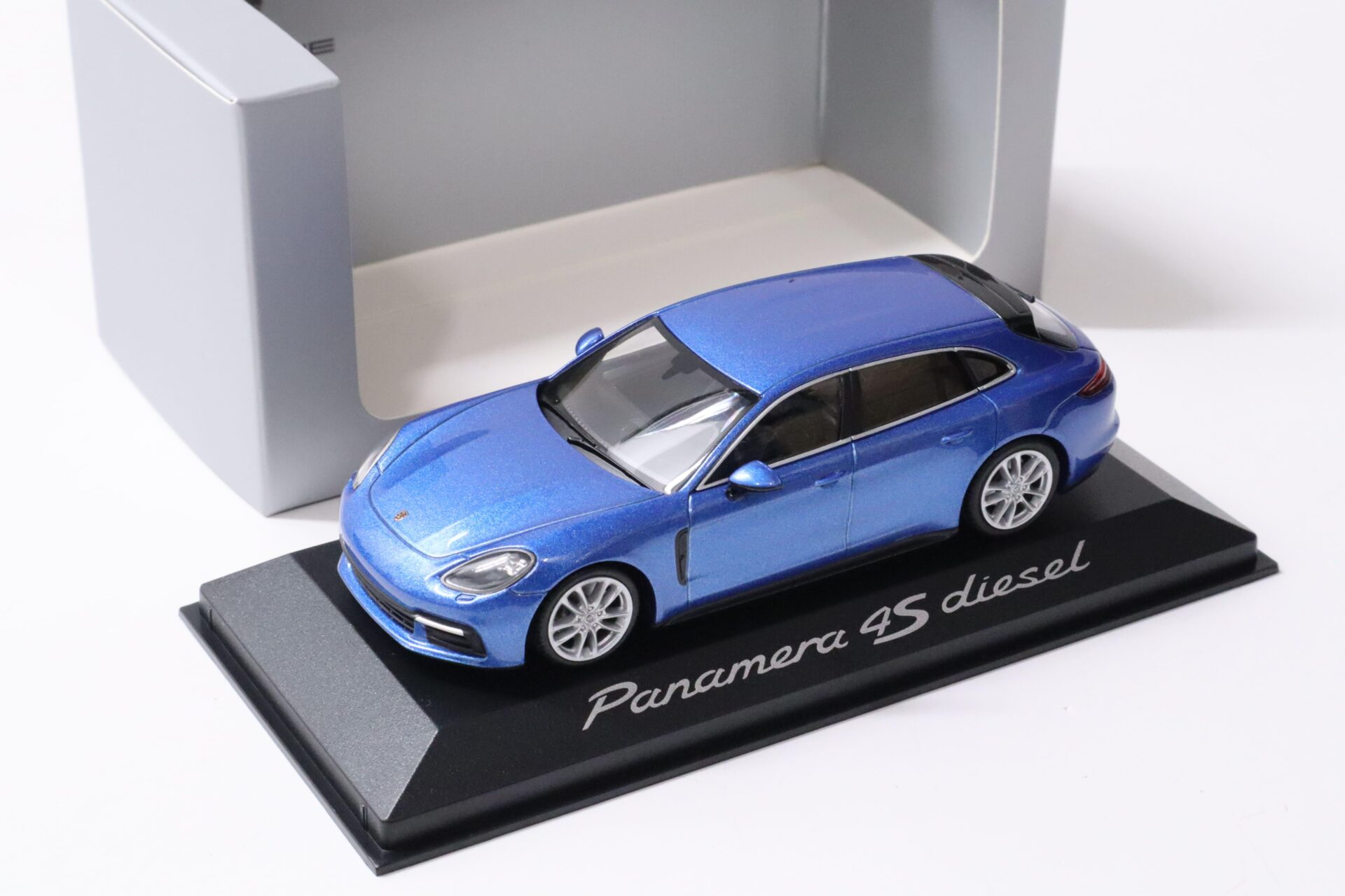 1:43 Minichamps Porsche Panamera 4S Diesel Sport Turismo 2017 blue DEALER VERSION