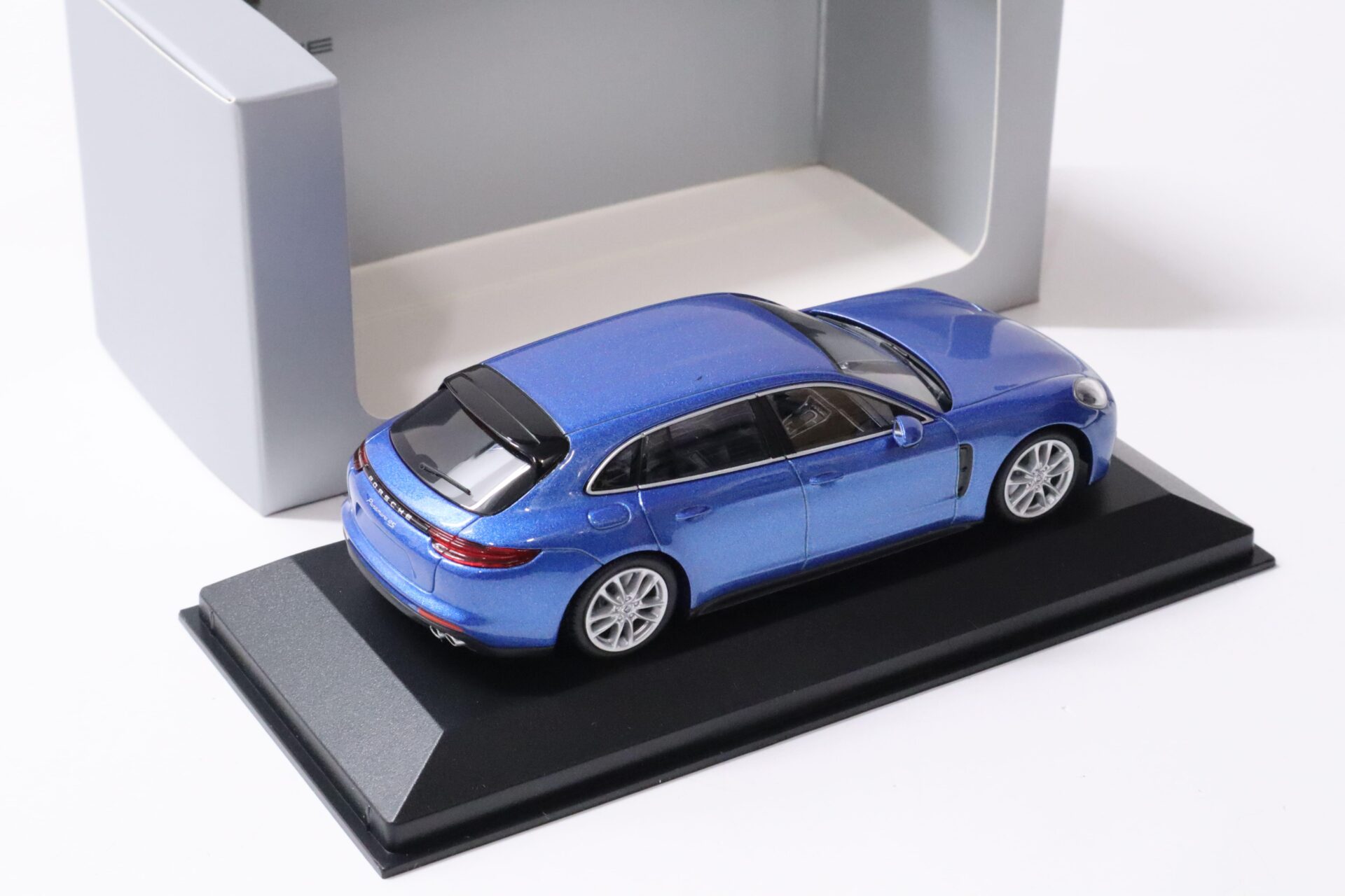 1:43 Minichamps Porsche Panamera 4S Diesel Sport Turismo 2017 blue DEALER VERSION