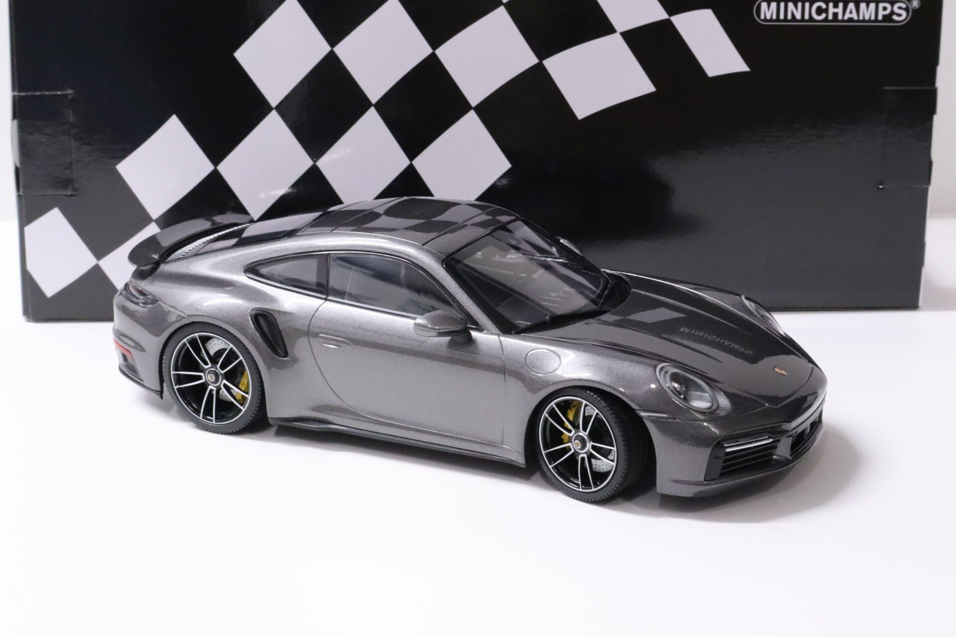 1:18 Minichamps Porsche 911 (992) Turbo S Coupe 2020 grey metallic