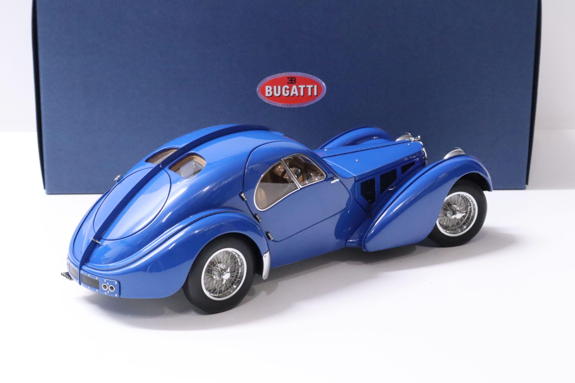 1:18 AUTOart Bugatti 57S Atlantic 1938 blue/ with metal wire spoke wheels