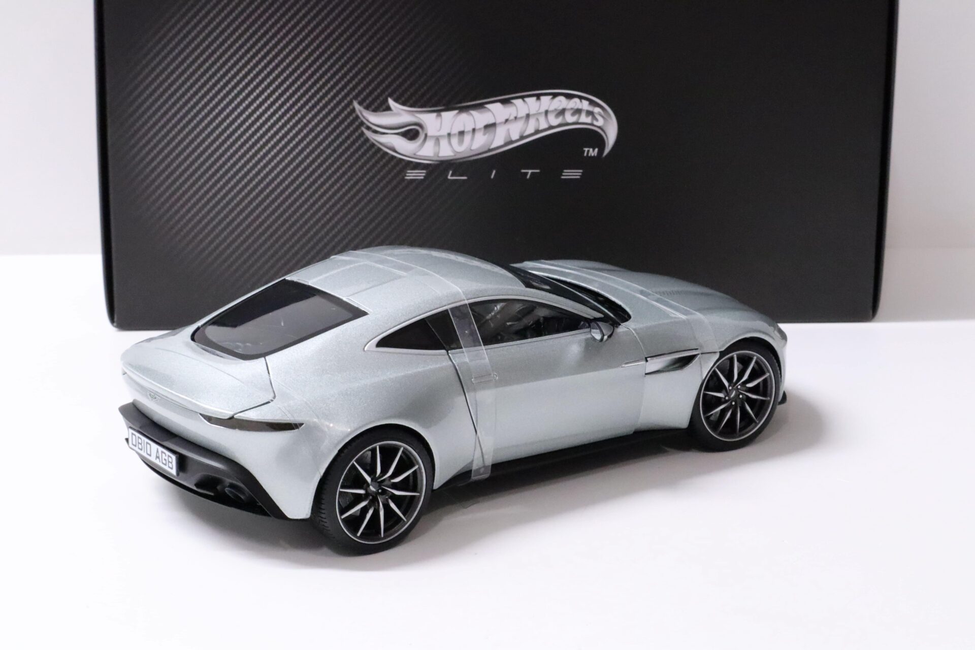 1:18 Hot Wheels Elite Aston Martin DB10 Coupe James Bond 007