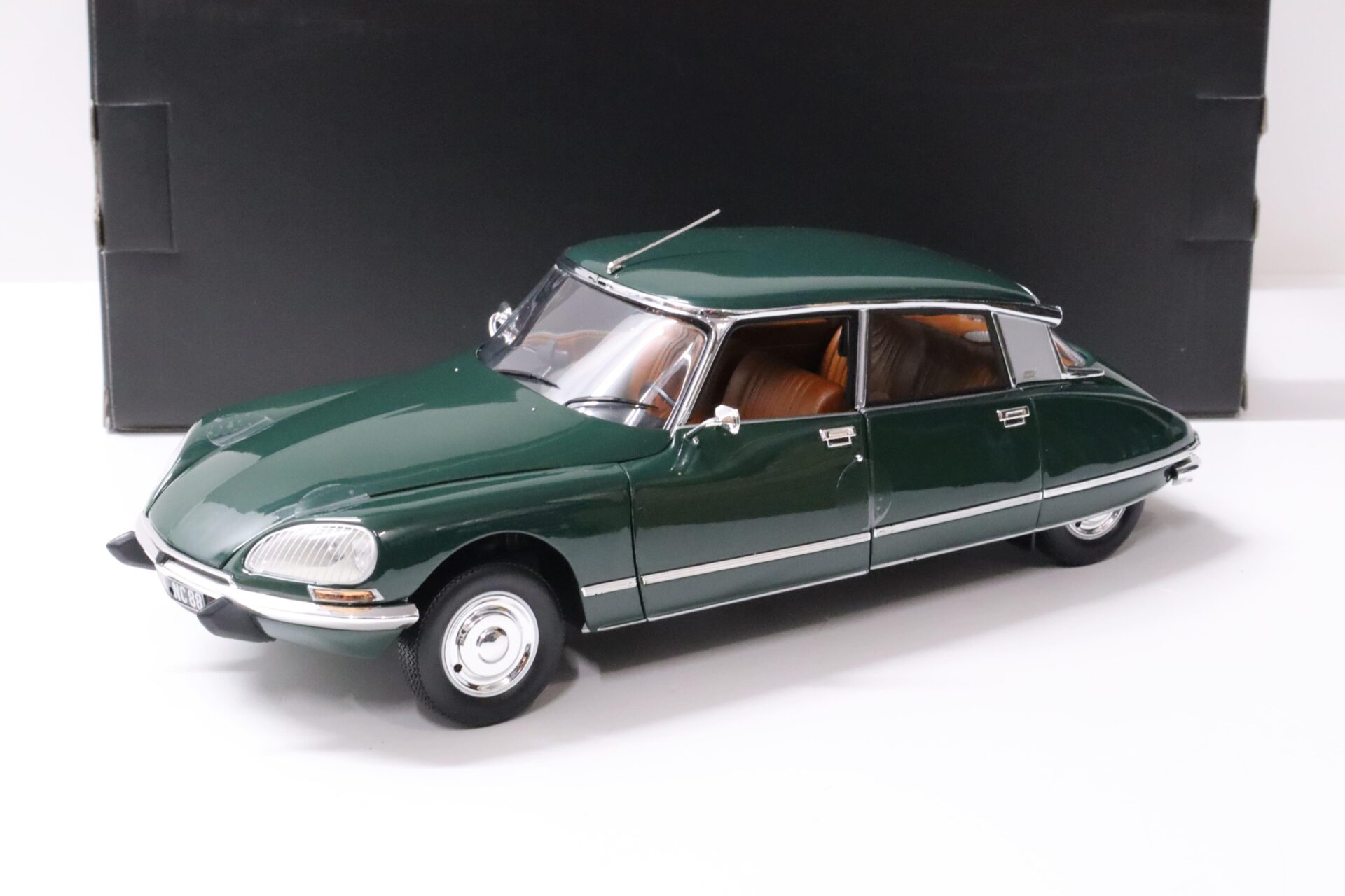 1:18 Norev Citroen DS23 Pallas 1972 Charmille green