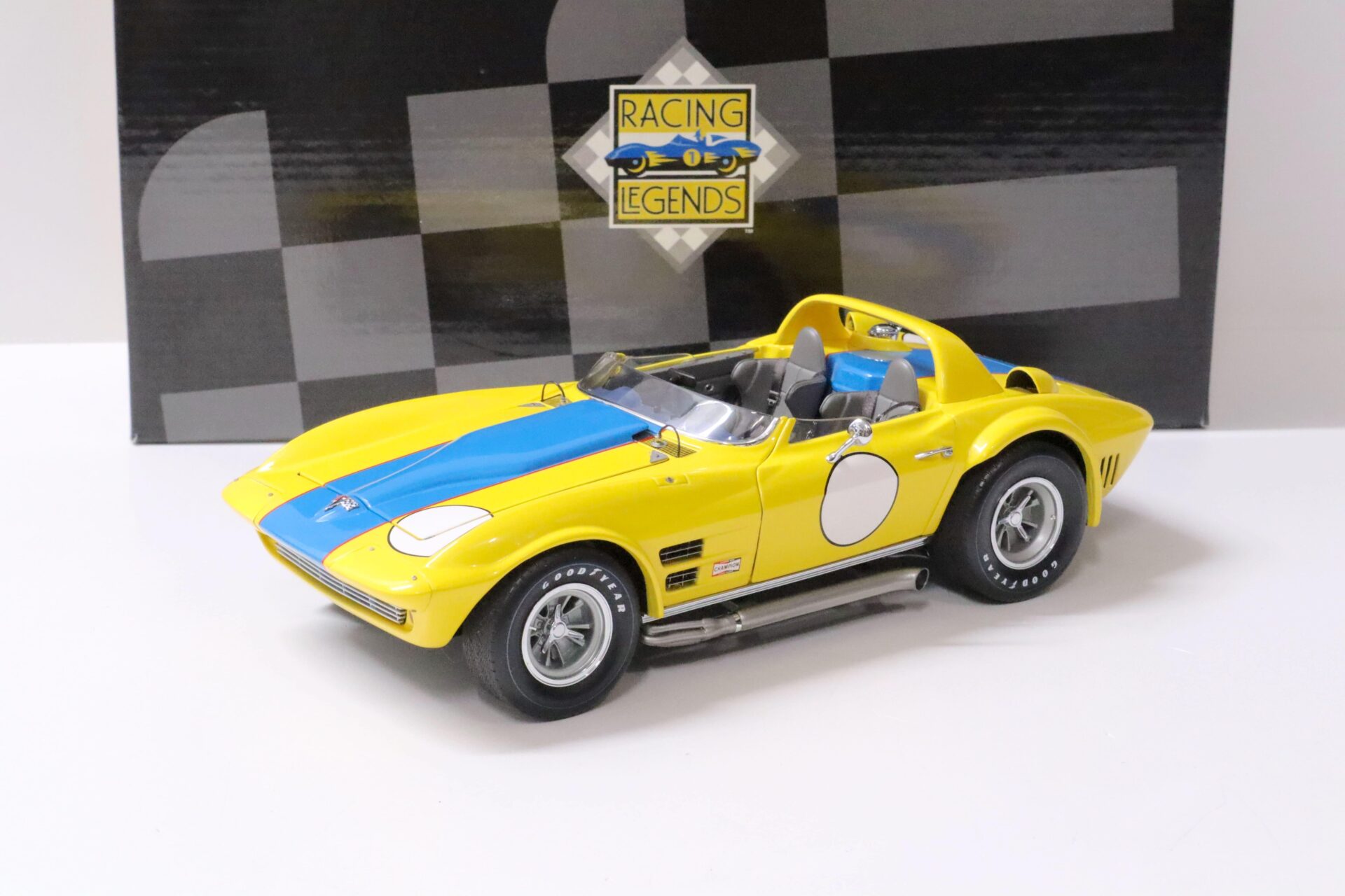 ID 59619 orig.jpg 1:18 Exoto Chevrolet Grand Sport Roadster Chicago Hobby Show 1964 yellow