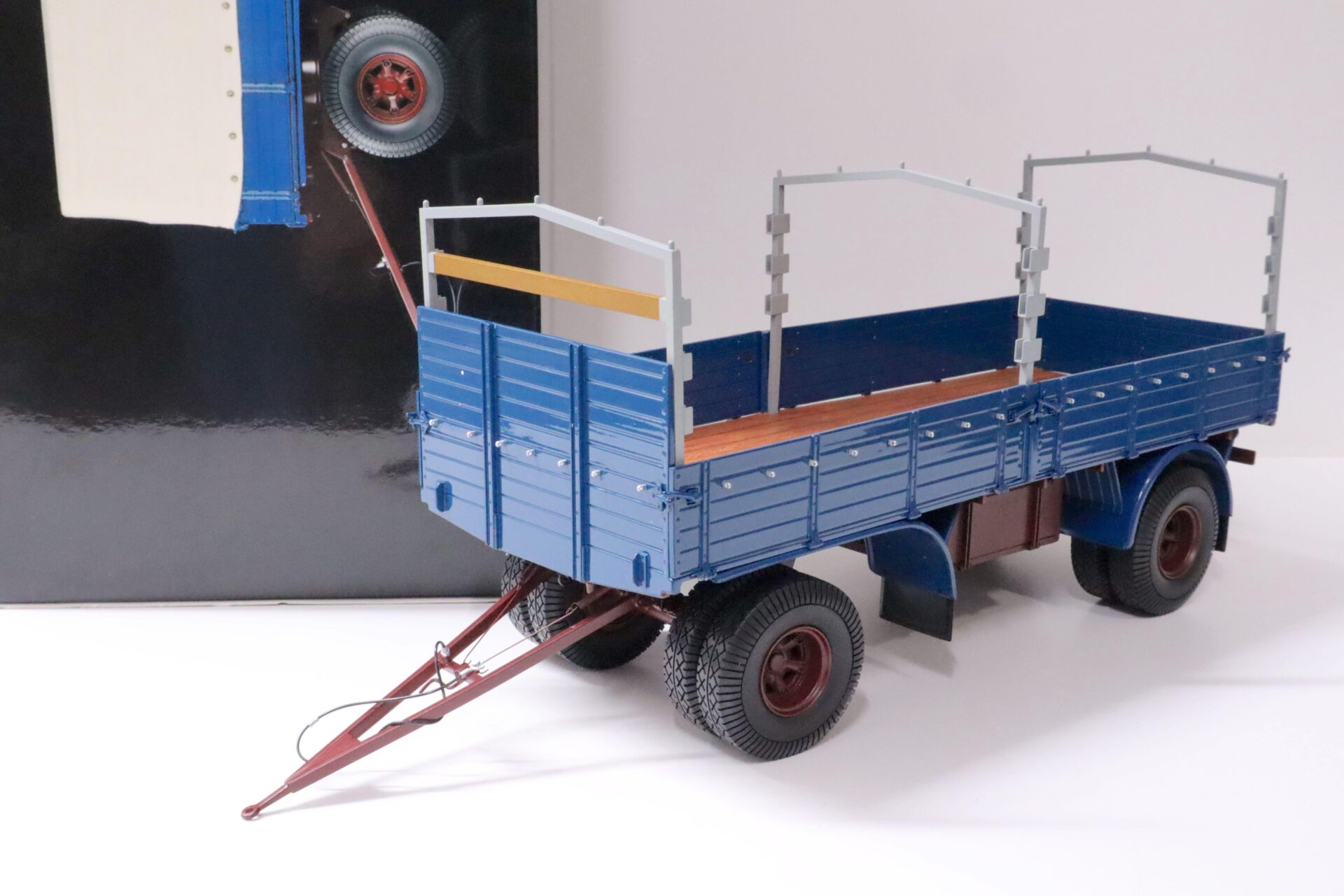 ID 59631 orig.jpg 1:18 Minichamps 2-Axle/ 2-Achs LKW Anhänger Trailer with Canvas Pritsche/ Plane blue