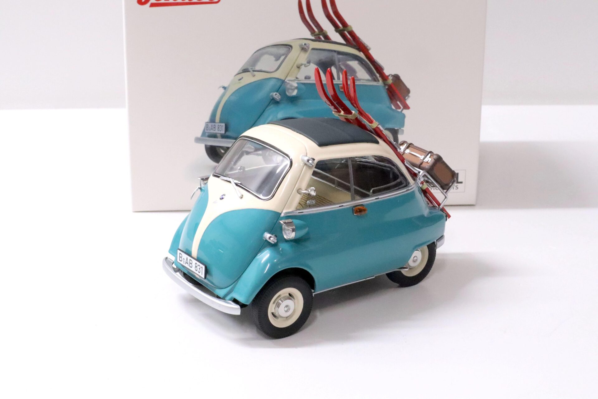 1:18 Schuco BMW Isetta Export “Wintersport” mit Ski + Koffer green