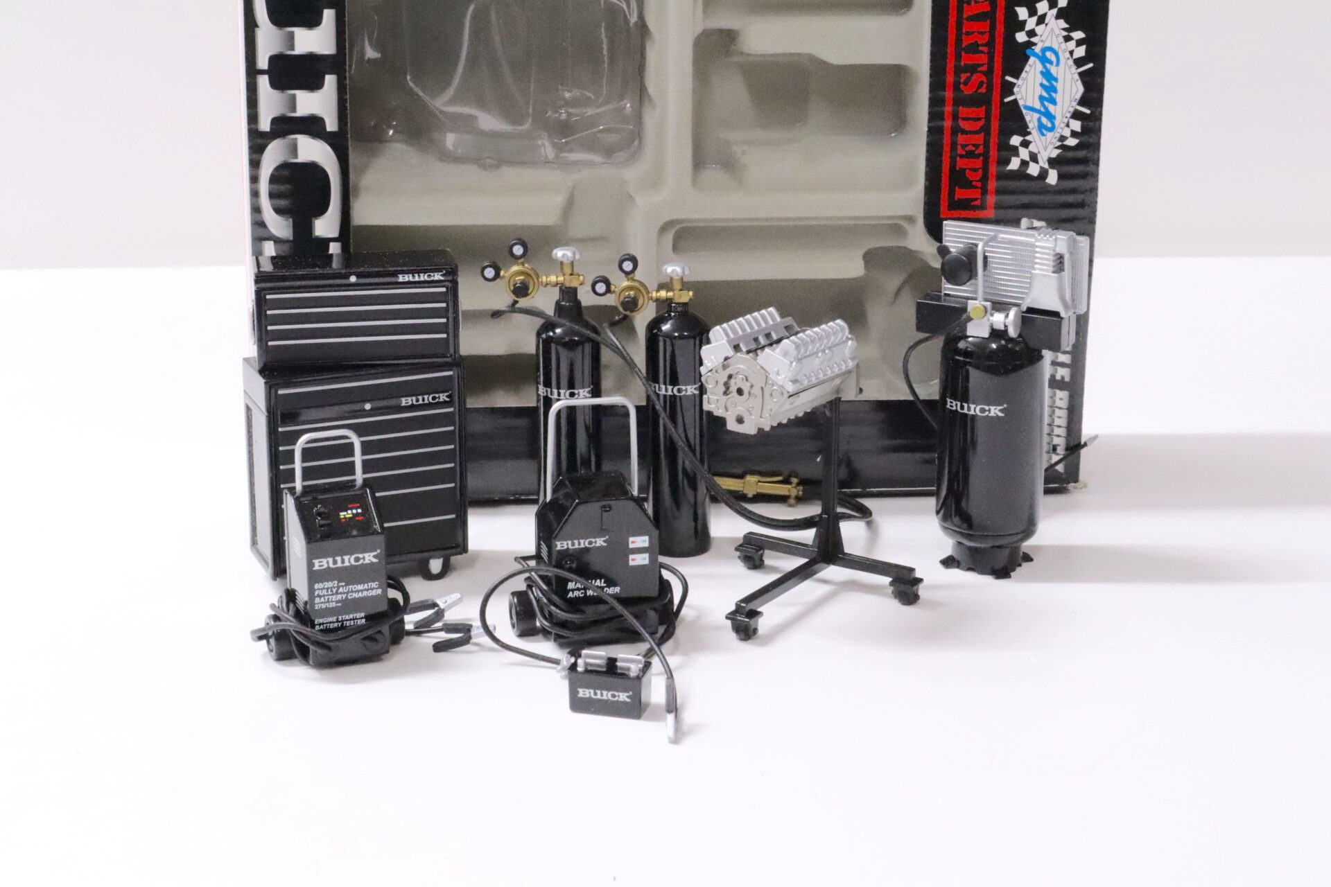 ID 59662 orig.jpg 1:18 GMP Buick Garage Tools Kit #1 Parts Dept Diorama Zubehör Part No. 9011