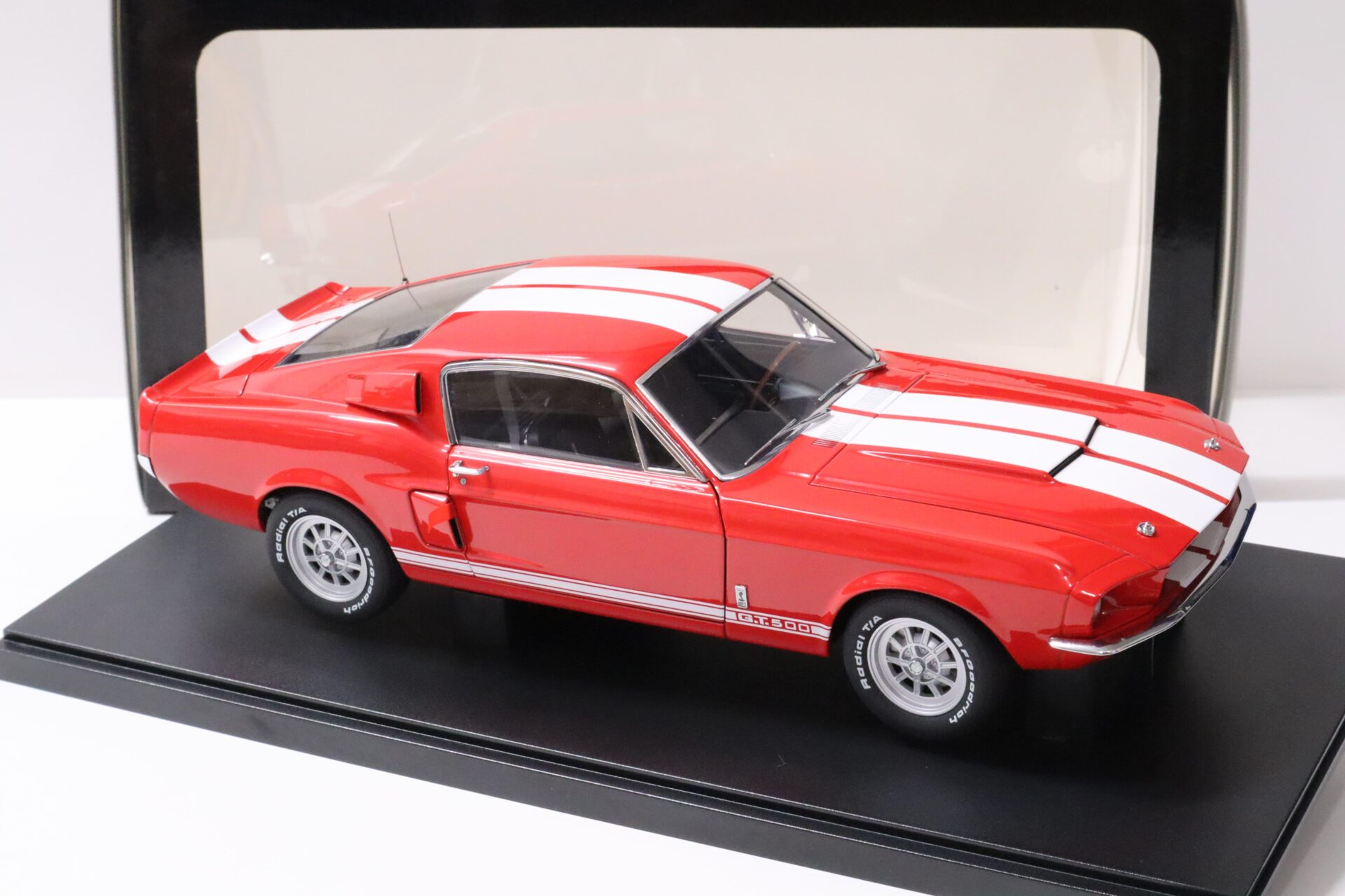 1:18 AUTOart Ford Mustang Shelby GT500 Coupe 1967 red/ white