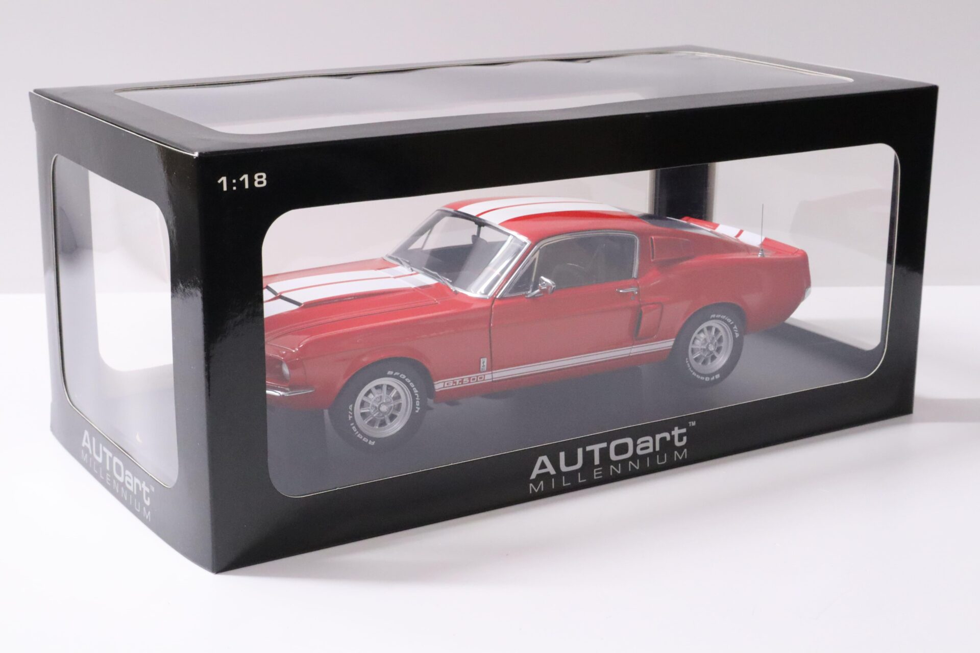 1:18 AUTOart Ford Mustang Shelby GT500 Coupe 1967 red/ white