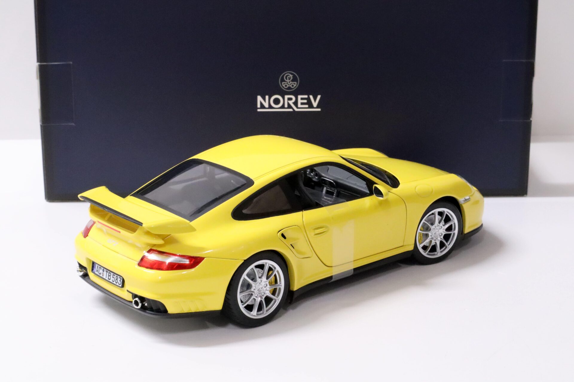 1:18 Norev Porsche 911 (997) GT2 Coupe yellow 2010 - Limited 200 pcs.