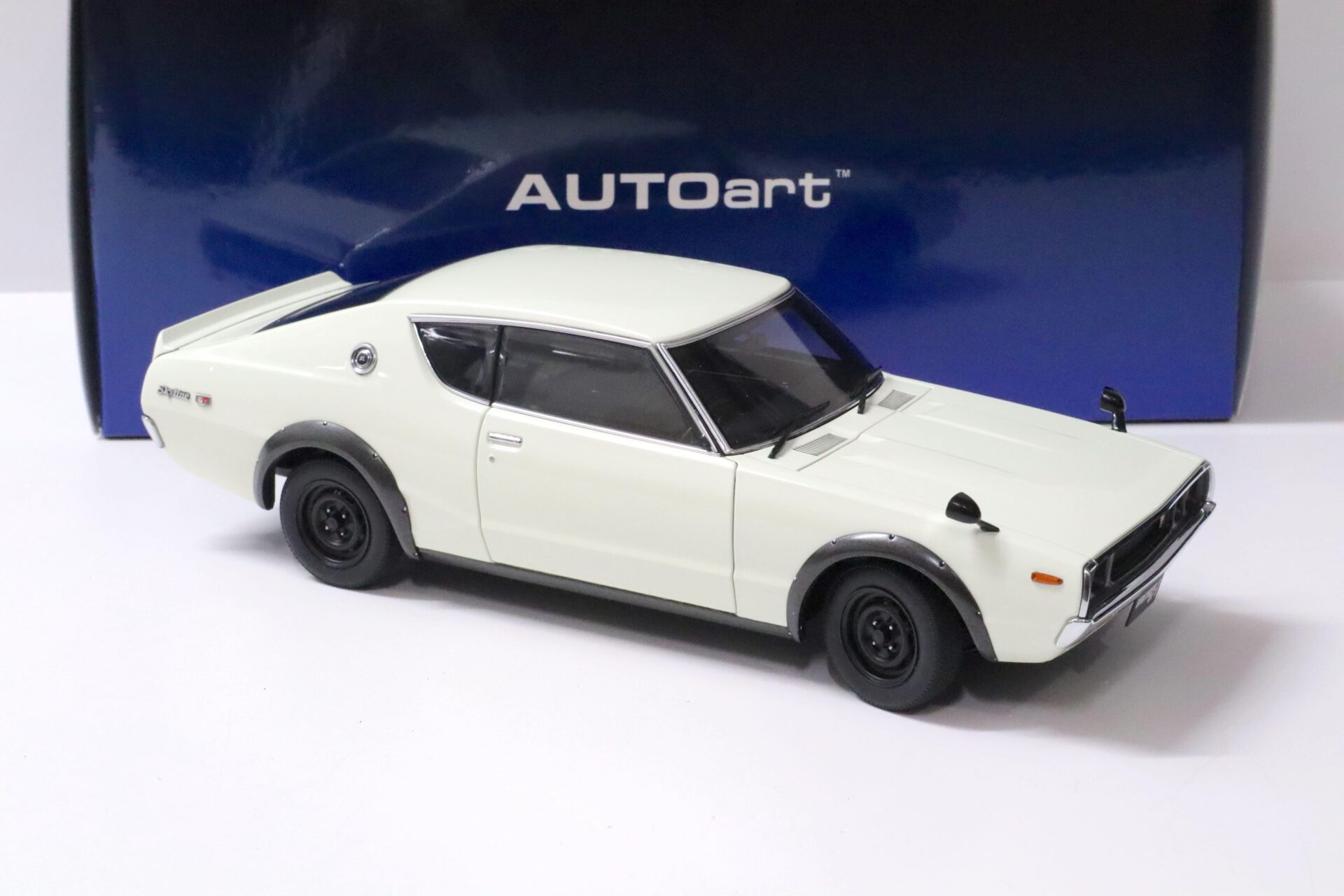 1:18 AUTOart Nissan Skyline 2000 GT-R (KPGC110) white 1973
